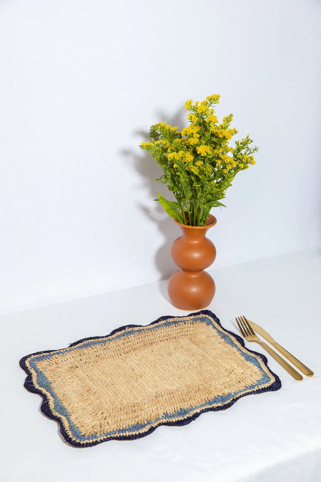Sets de table Garden Party avec bords bleus, sets de table rectangulaires tissés à la main, set de table bohème en raphia naturel pour table à manger
