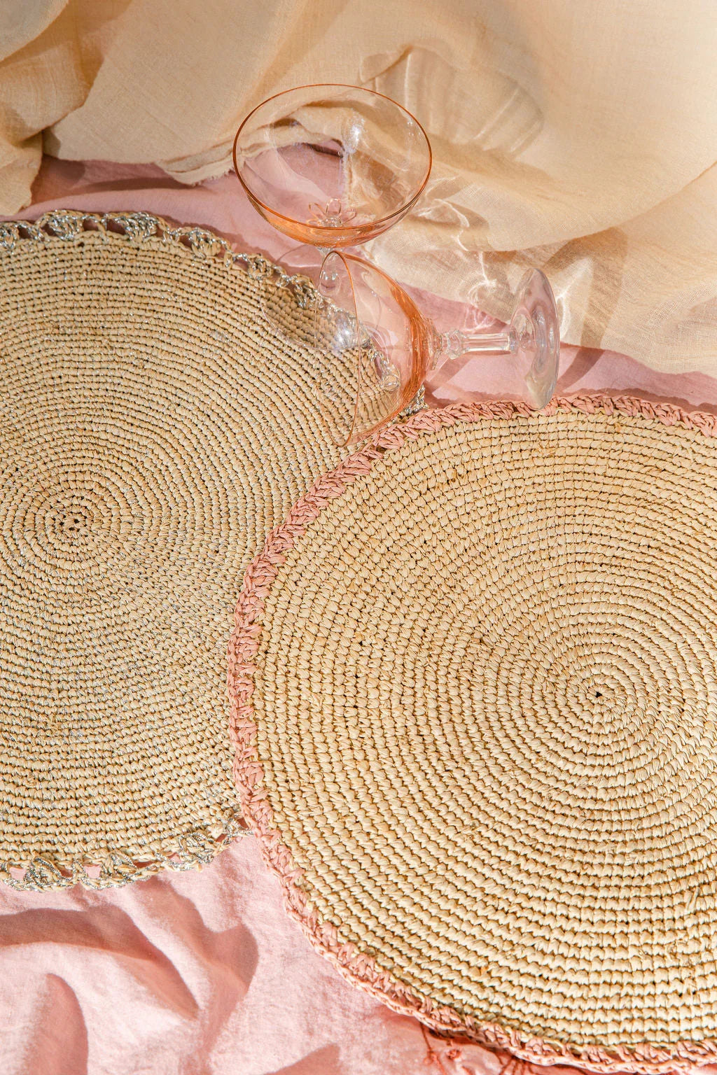 Set de table Aura Pink, plateau en raphia tissé
