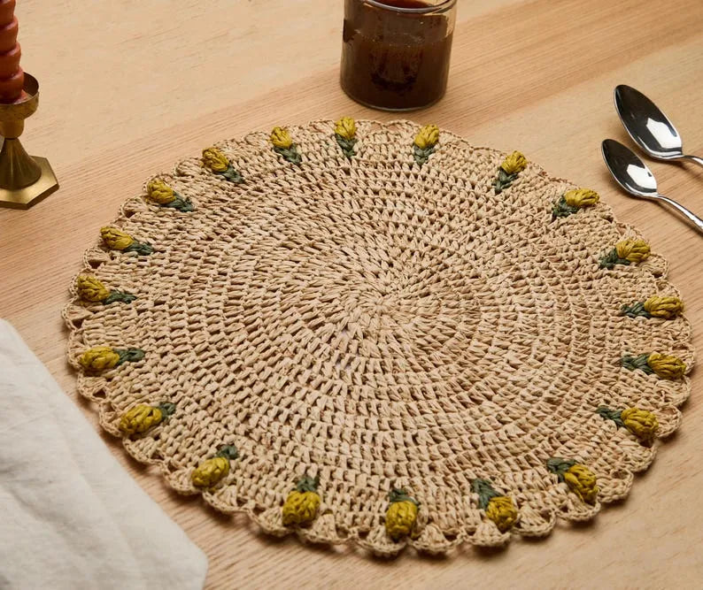 Set de table tulipe fait main – Set de table floral en raphia au crochet – Décoration de table printanière et de Pâques – Vaisselle artisanale – Décoration de salle à manger bohème