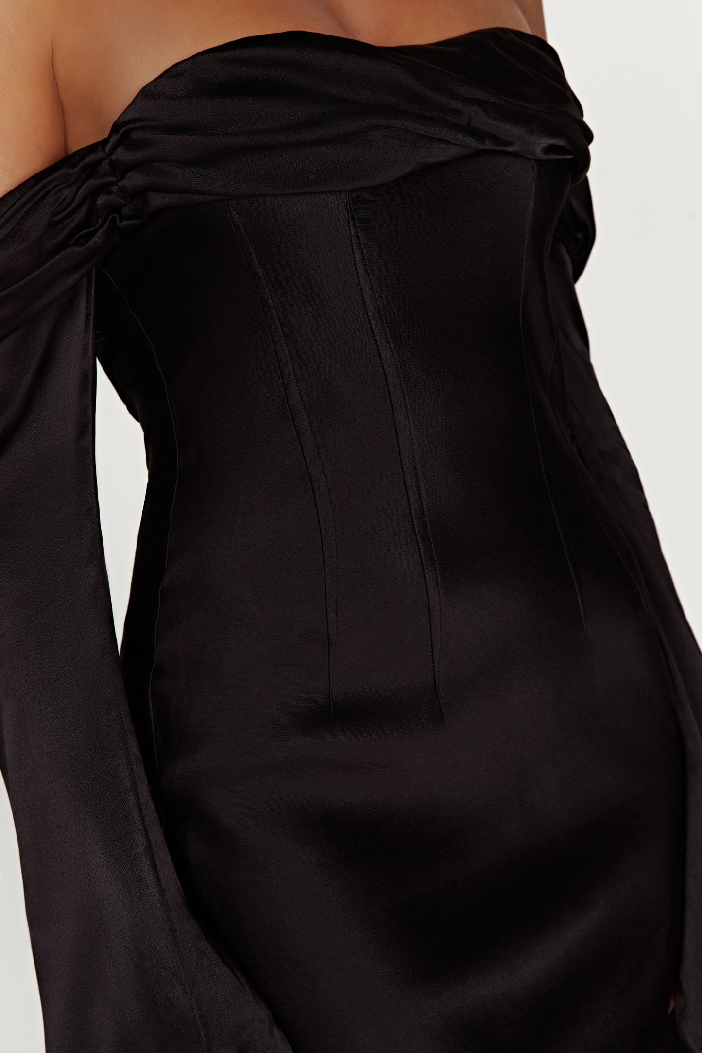 Robe Maxi Giselle à Manches Décolletées et Col Chaudron - Noir