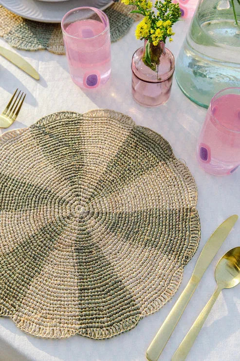 Set de table Pinwheel Olive, plateau en raphia