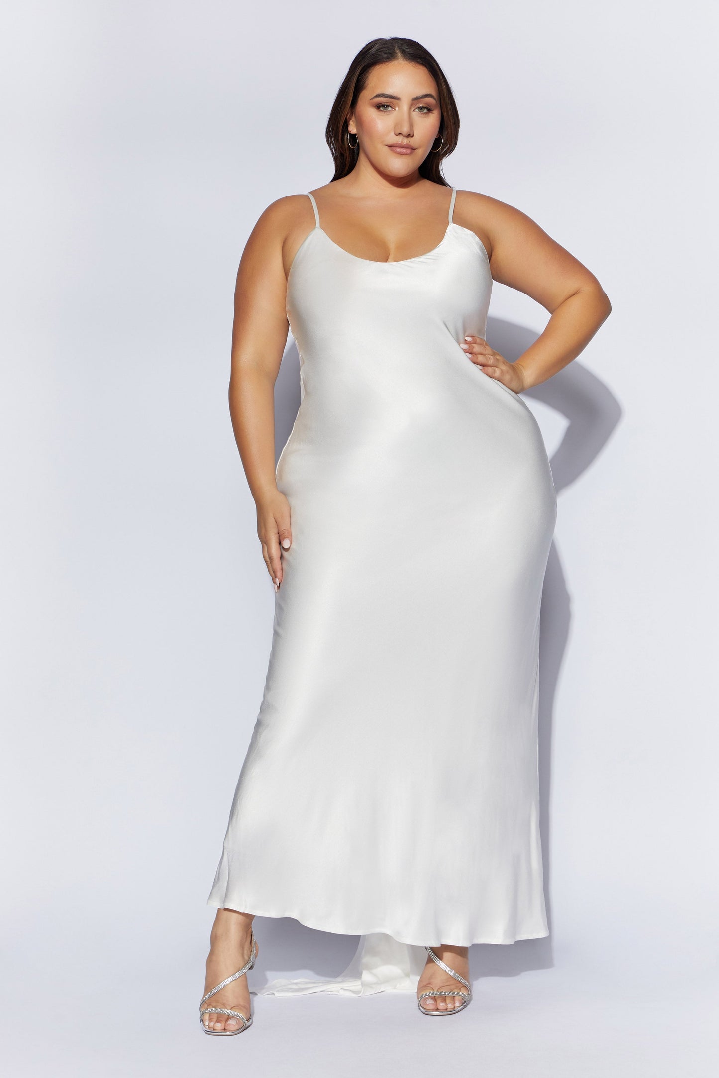 Robe Maxi Kailey à Décolleté dans le Dos avec Traîne à Ruban Amovible - Blanc