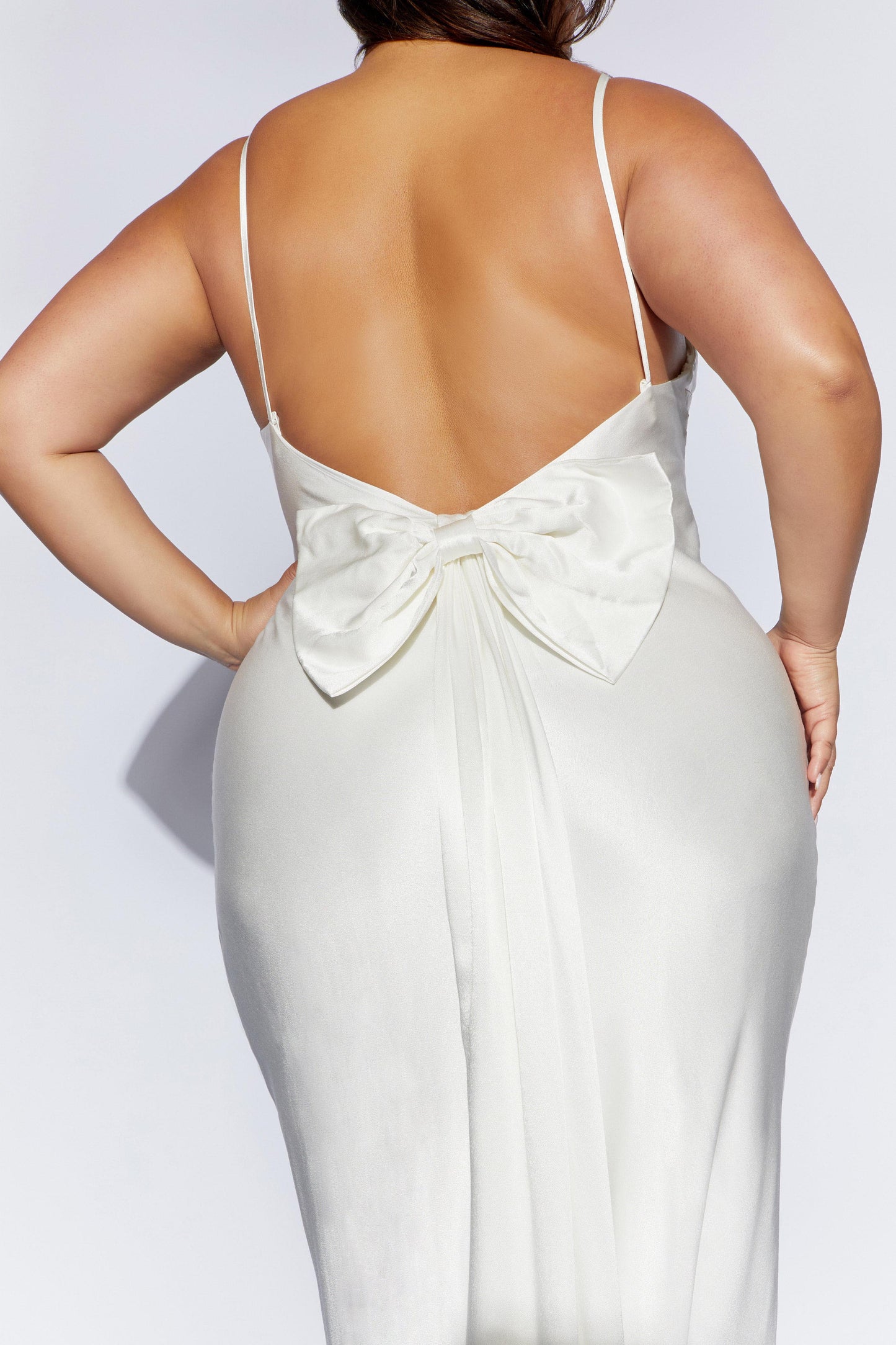 Robe Maxi Kailey à Décolleté dans le Dos avec Traîne à Ruban Amovible - Blanc