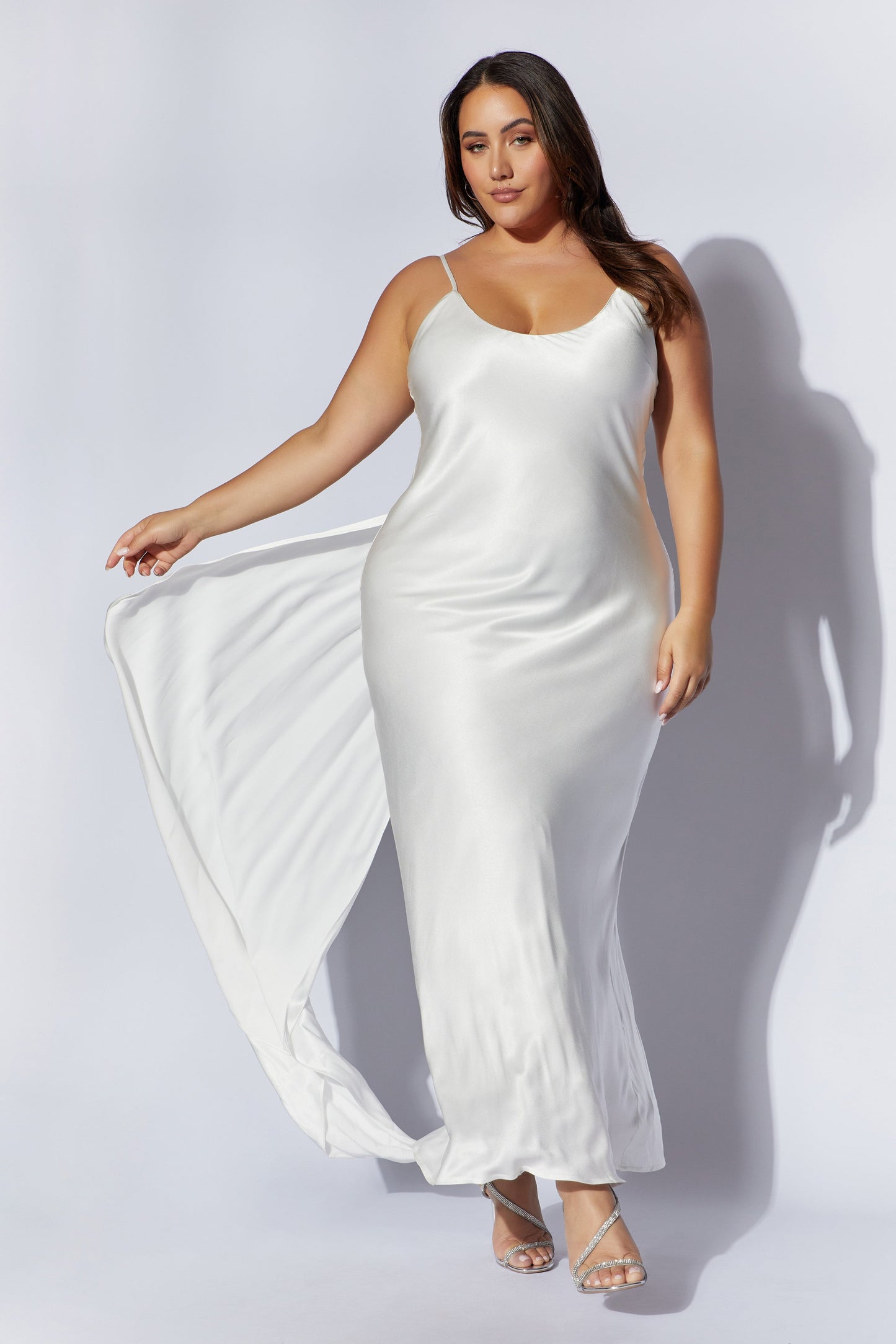 Robe Maxi Kailey à Décolleté dans le Dos avec Traîne à Ruban Amovible - Blanc