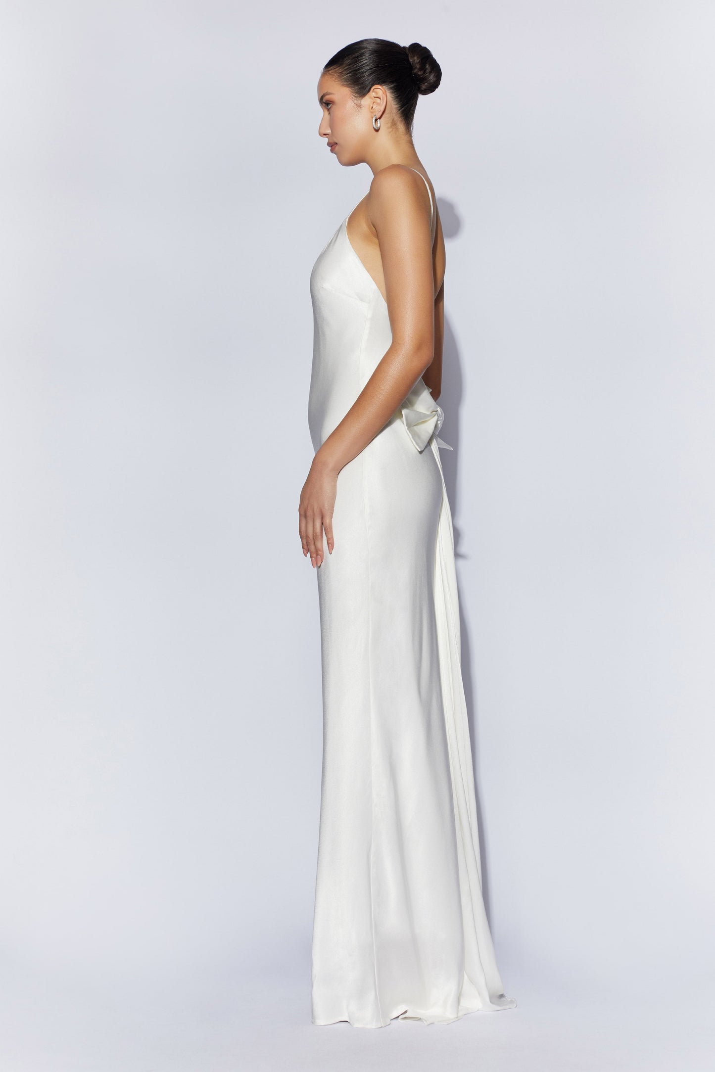 Robe Maxi Kailey à Décolleté dans le Dos avec Traîne à Ruban Amovible - Blanc