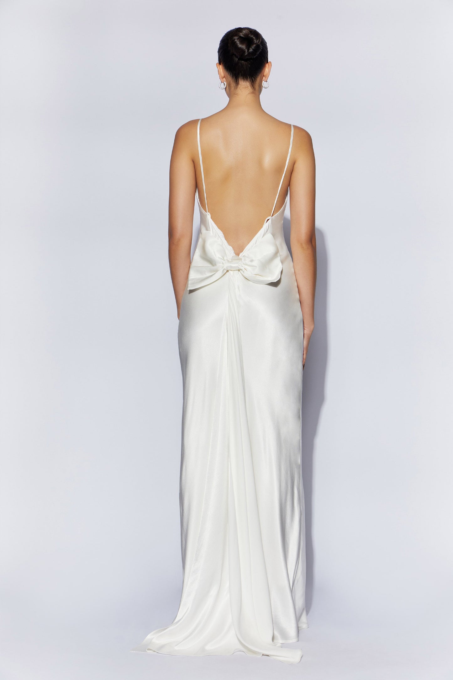 Robe Maxi Kailey à Décolleté dans le Dos avec Traîne à Ruban Amovible - Blanc