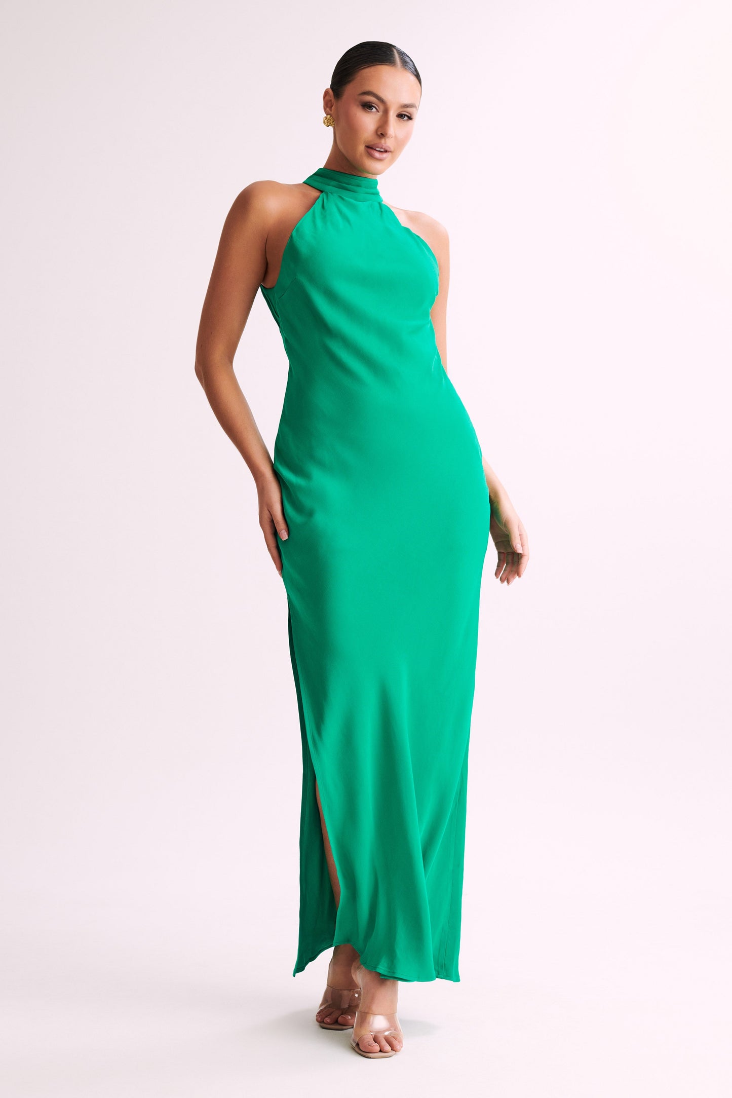 Claire Robe Maxi en Satin avec Décolleté Croisé et Fente - Verte