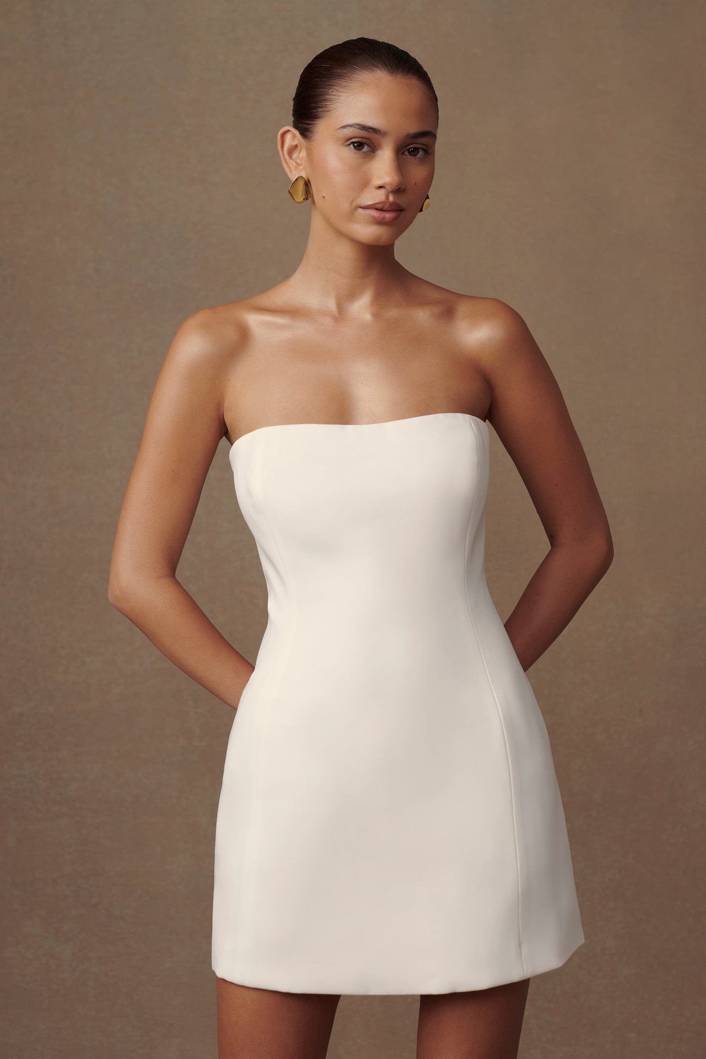 Mini-robe blanche sans bretelles avec nœud dans le dos - Neeka