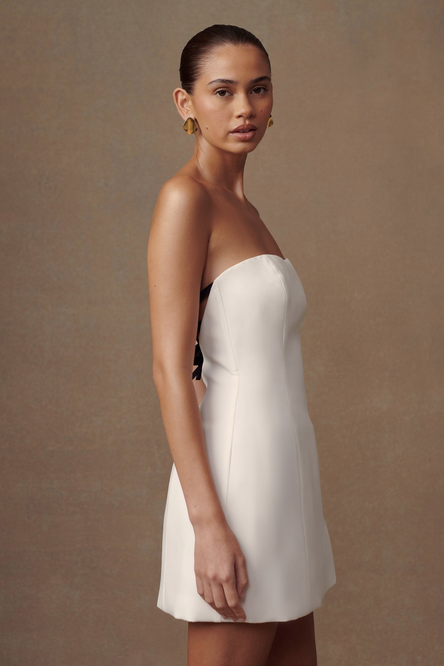 Mini-robe blanche sans bretelles avec nœud dans le dos - Neeka