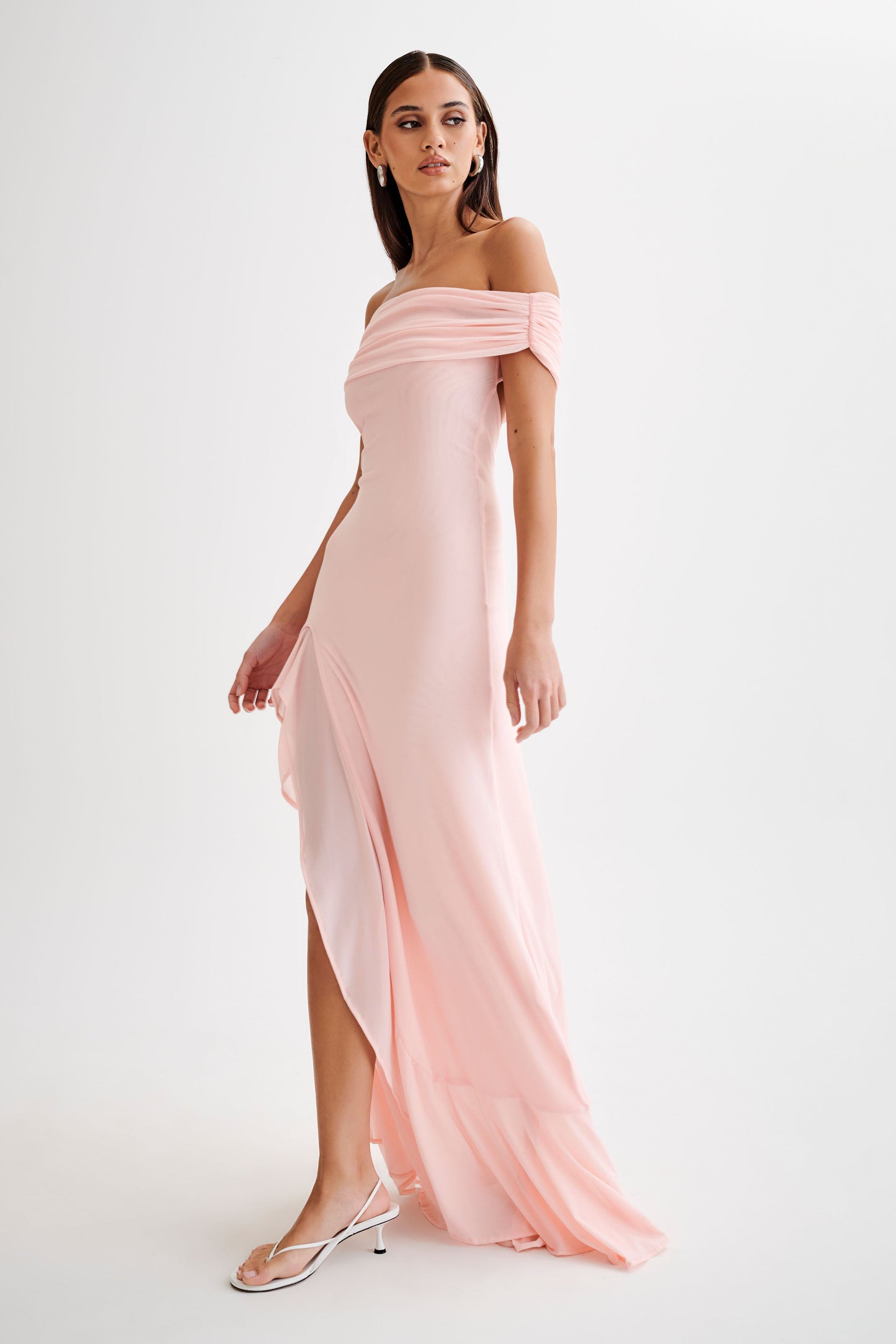 Audrey, robe maxi en maille à épaules dénudées - Rose pâle