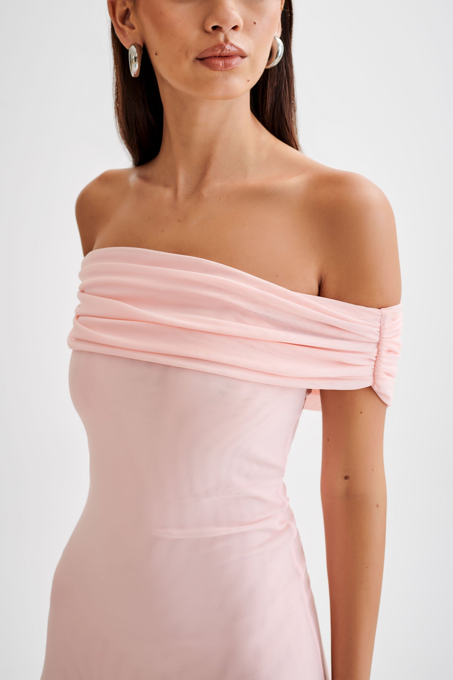 Audrey, robe maxi en maille à épaules dénudées - Rose pâle