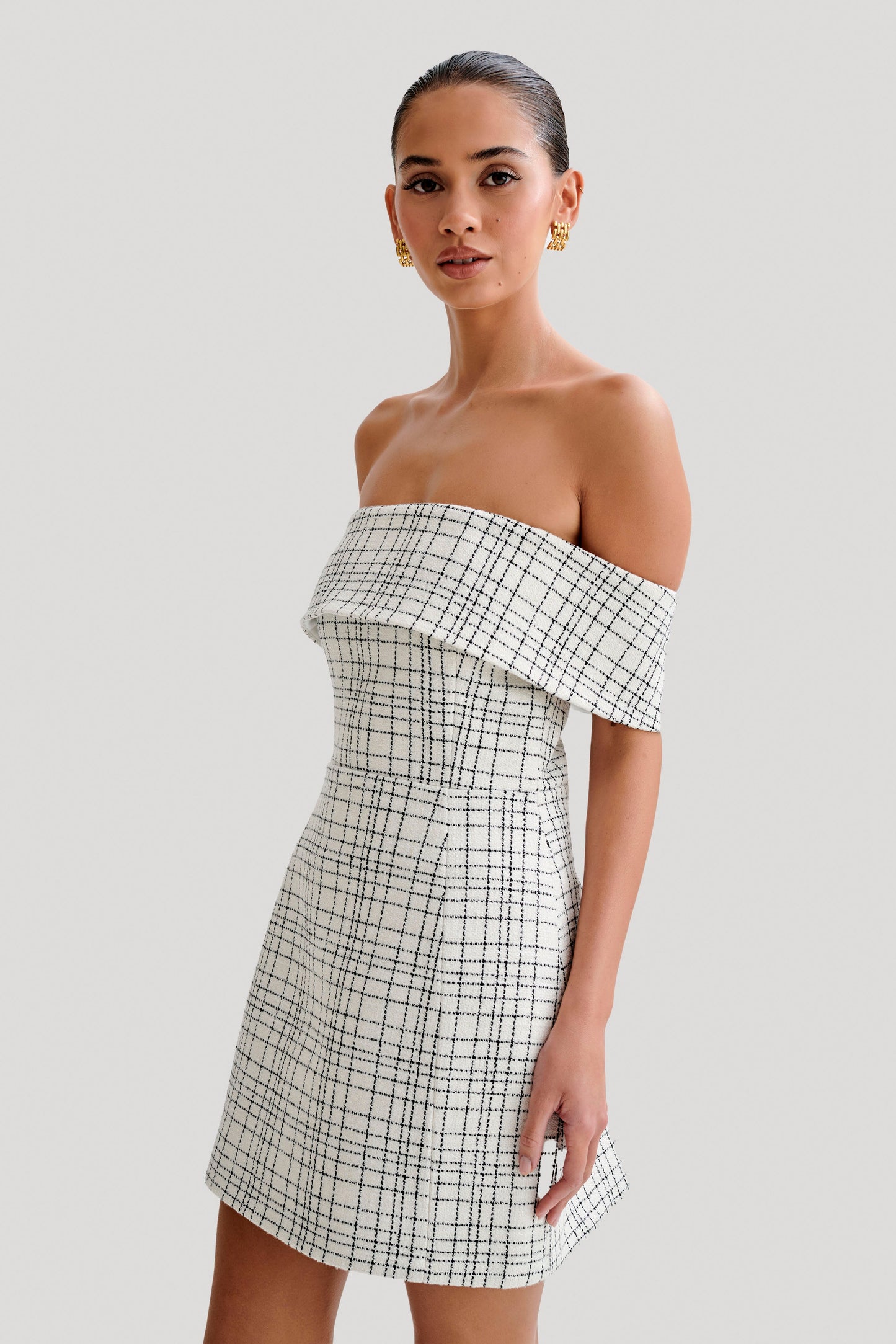Mini-robe en tweed Helena, épaules dénudées - carreaux blancs