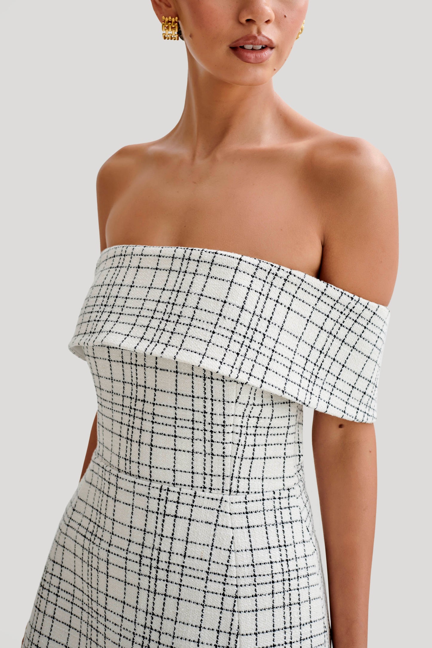 Mini-robe en tweed Helena, épaules dénudées - carreaux blancs