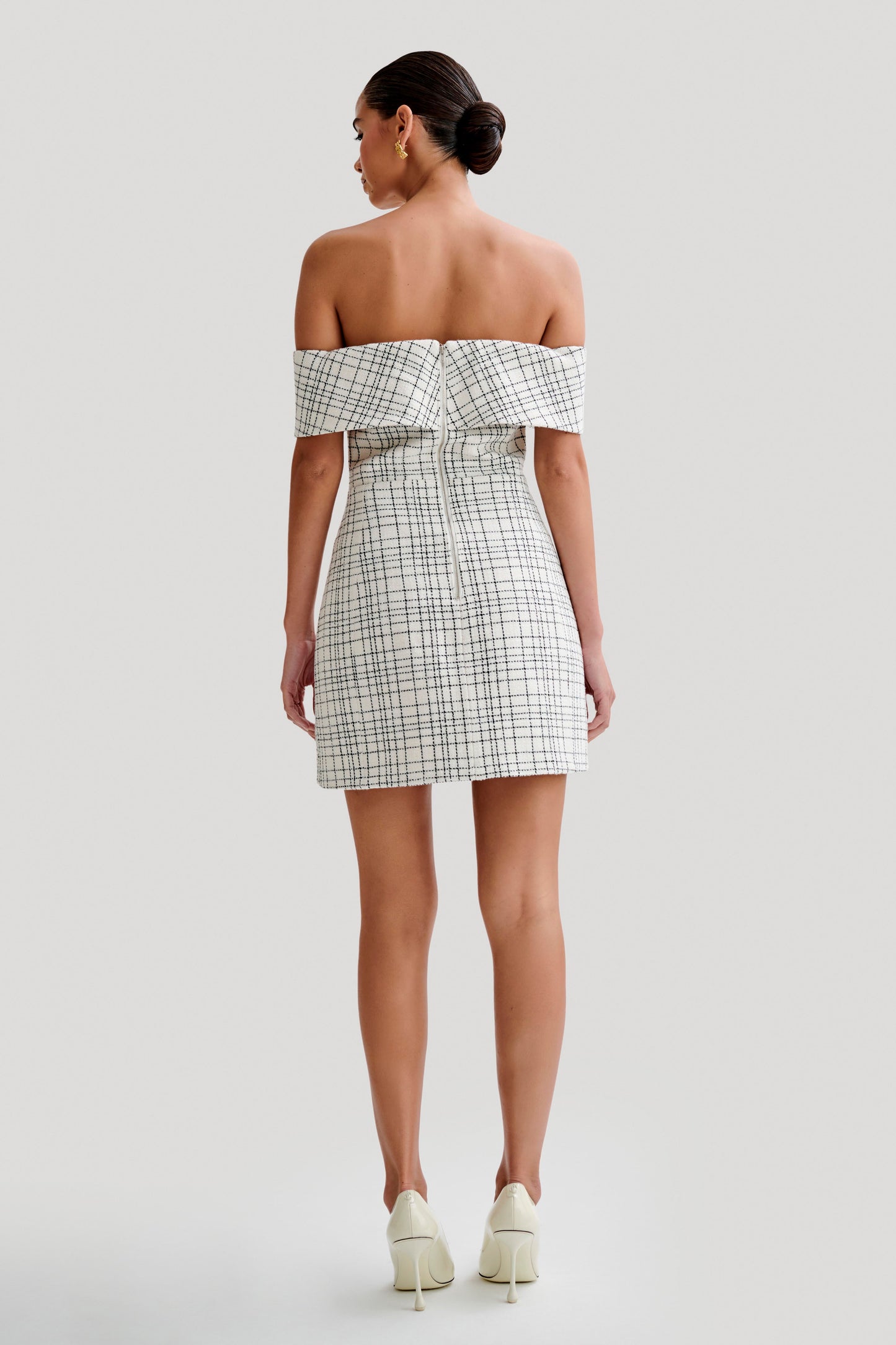Mini-robe en tweed Helena, épaules dénudées - carreaux blancs