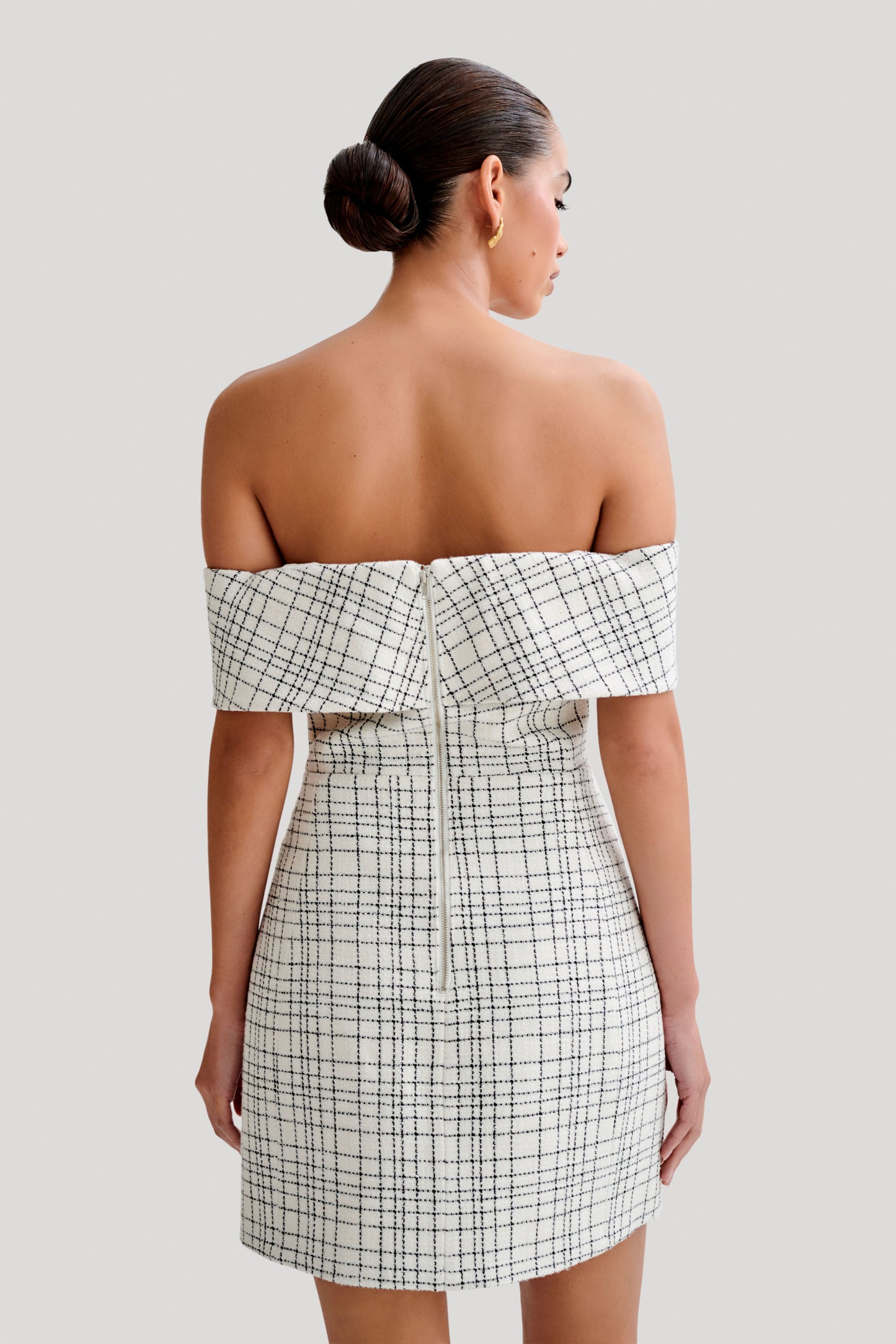 Mini-robe en tweed Helena, épaules dénudées - carreaux blancs