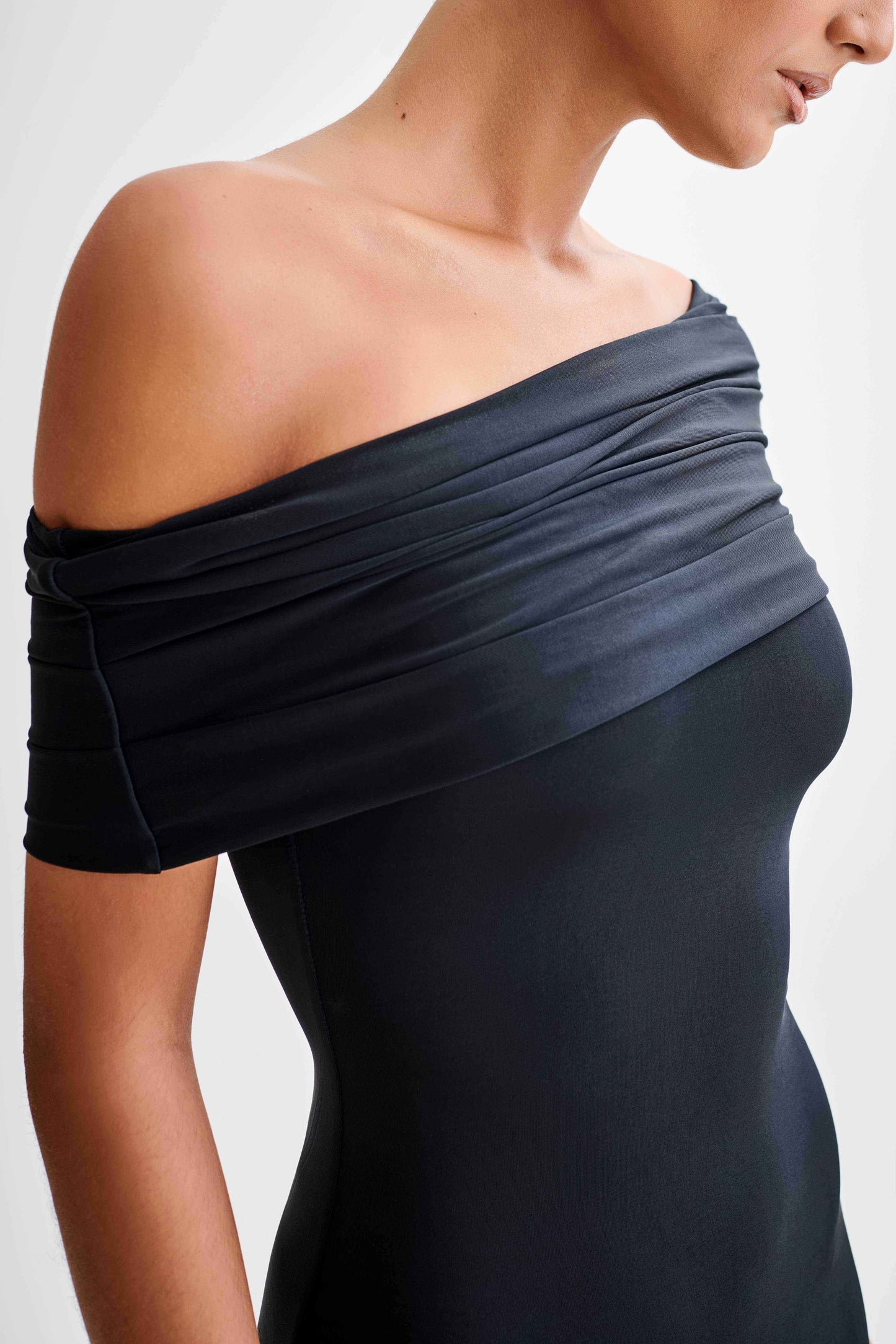 Robe Maxi Évasée et Décolletée Cassandra - Noir