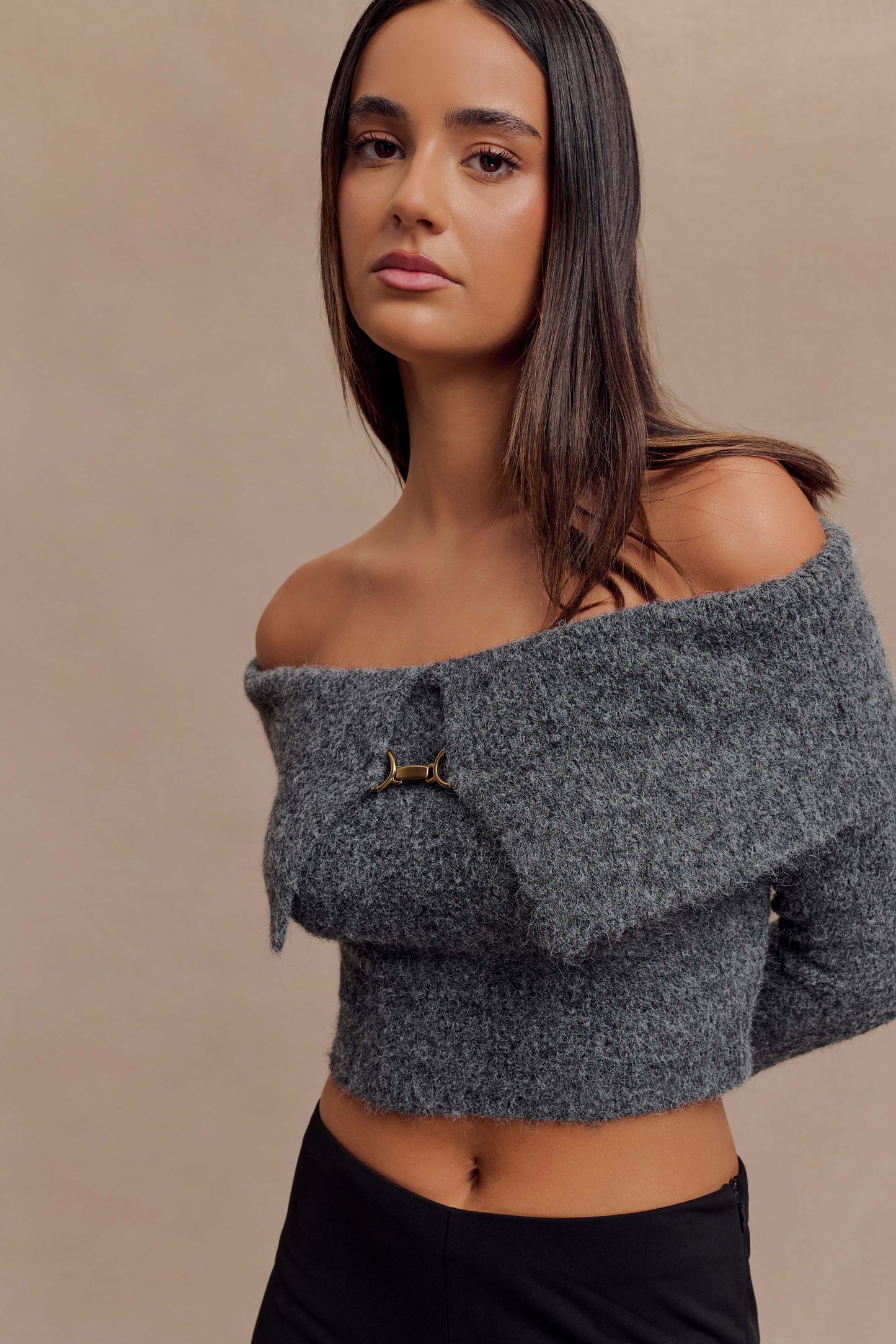 Top en tricot doux à épaules dénudées Baxter - Gris anthracite