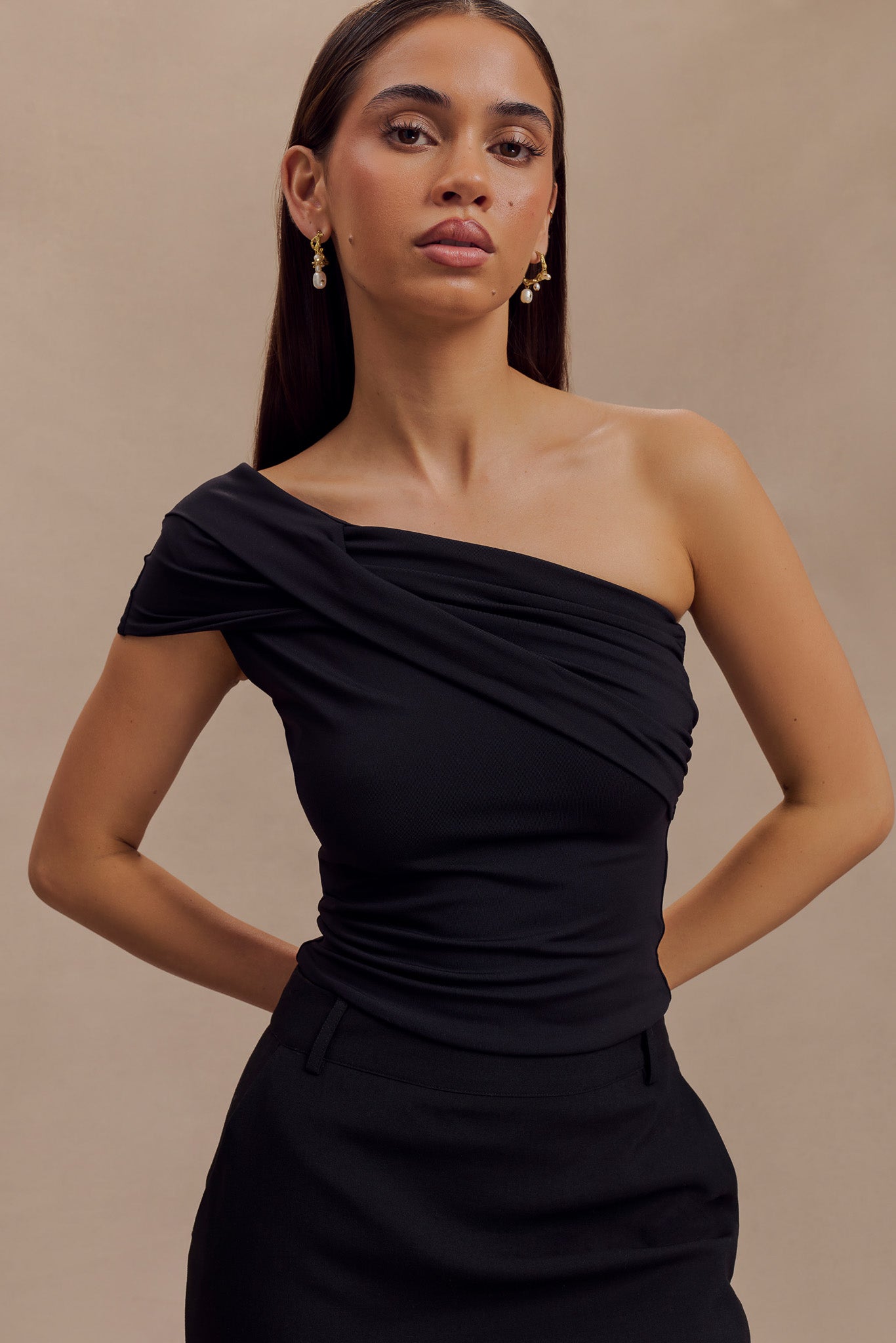 Solene Haut à épaule dénudée en nylon recyclé avec torsade - Noir
