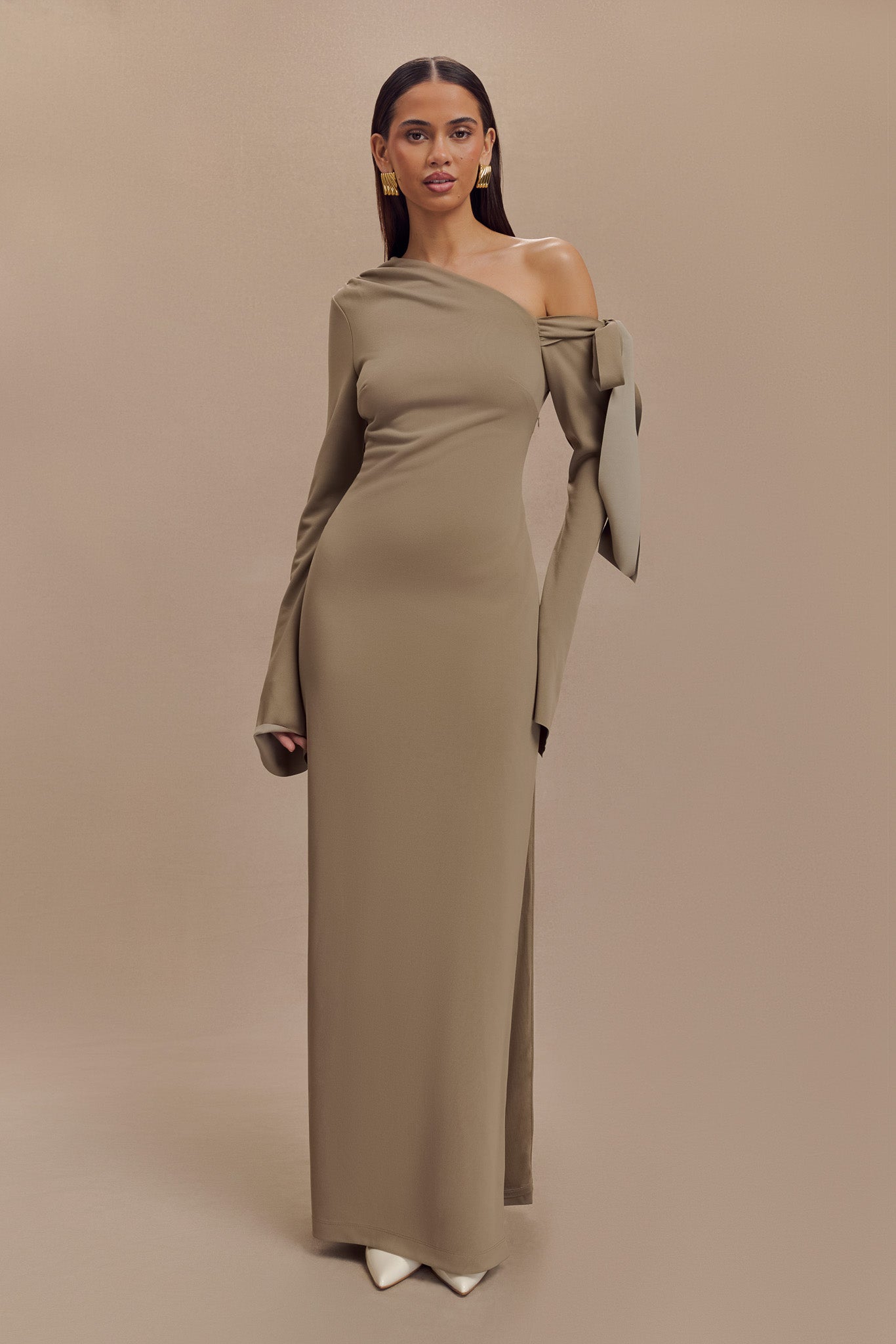 Robe Maxi Nicola à une épaule en crêpe - Marron clair