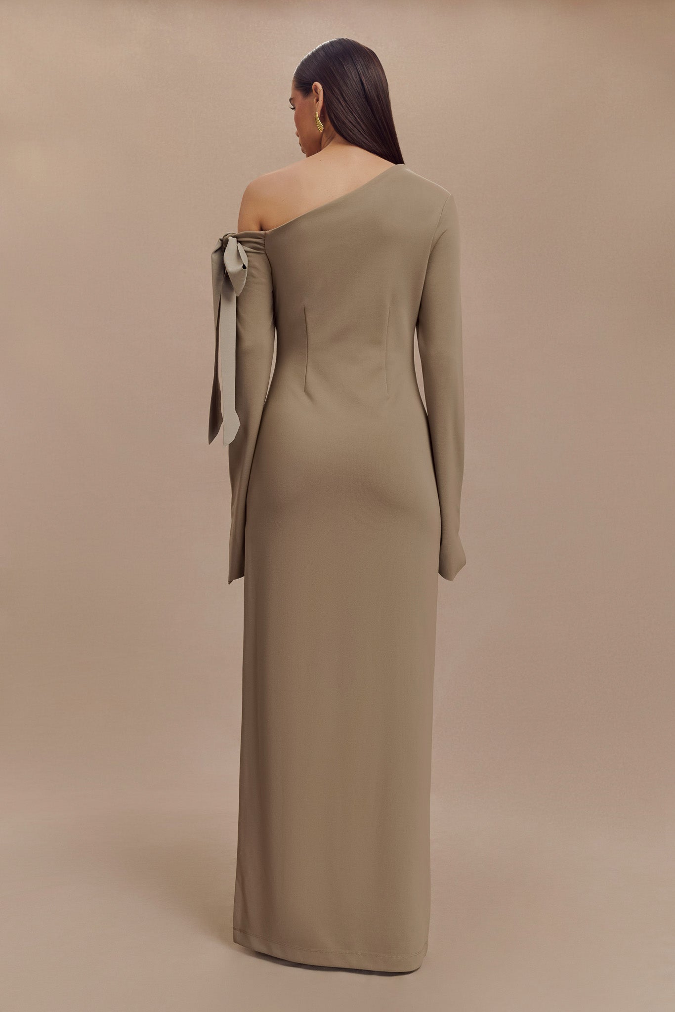 Robe Maxi Nicola à une épaule en crêpe - Marron clair
