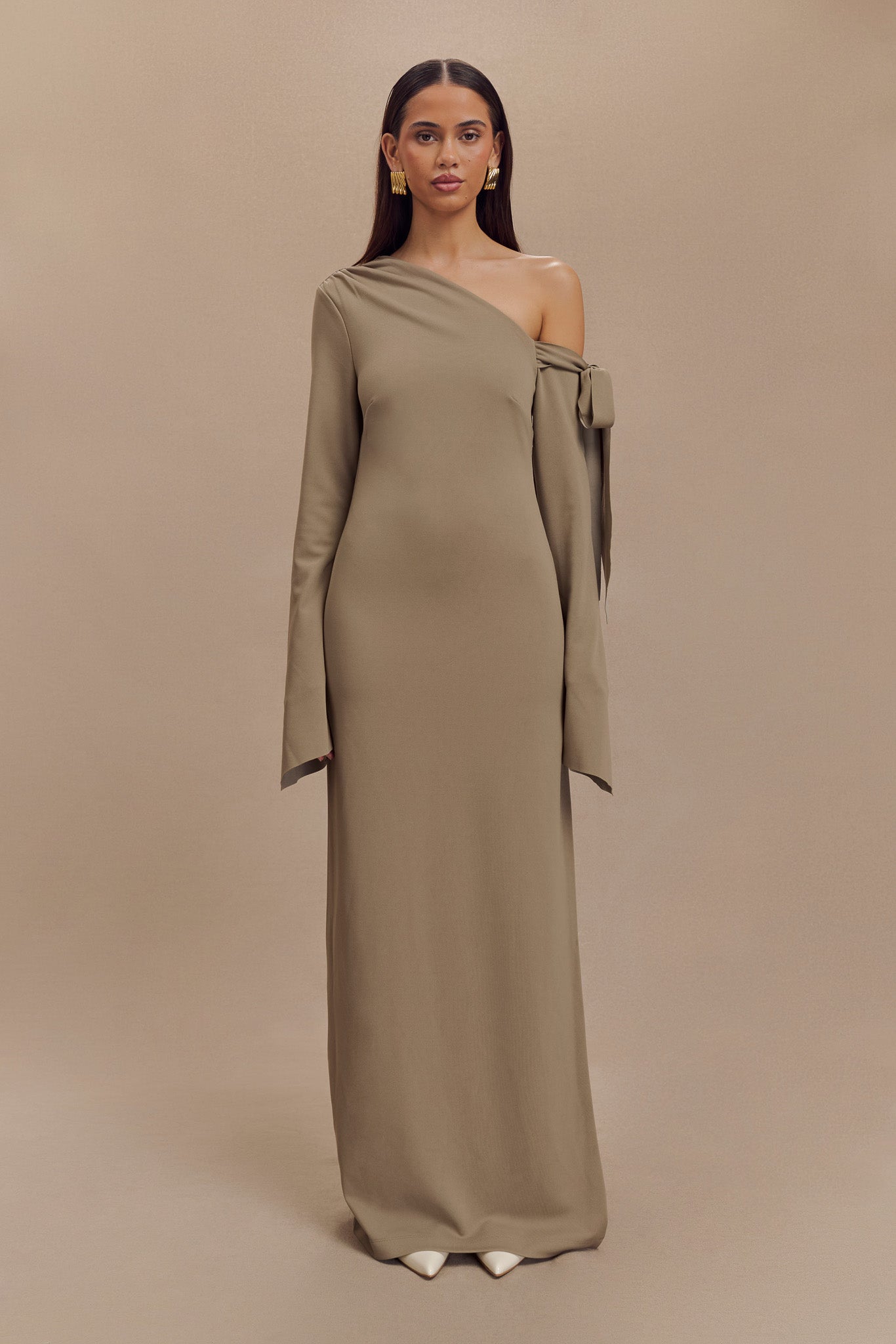 Robe Maxi Nicola à une épaule en crêpe - Marron clair