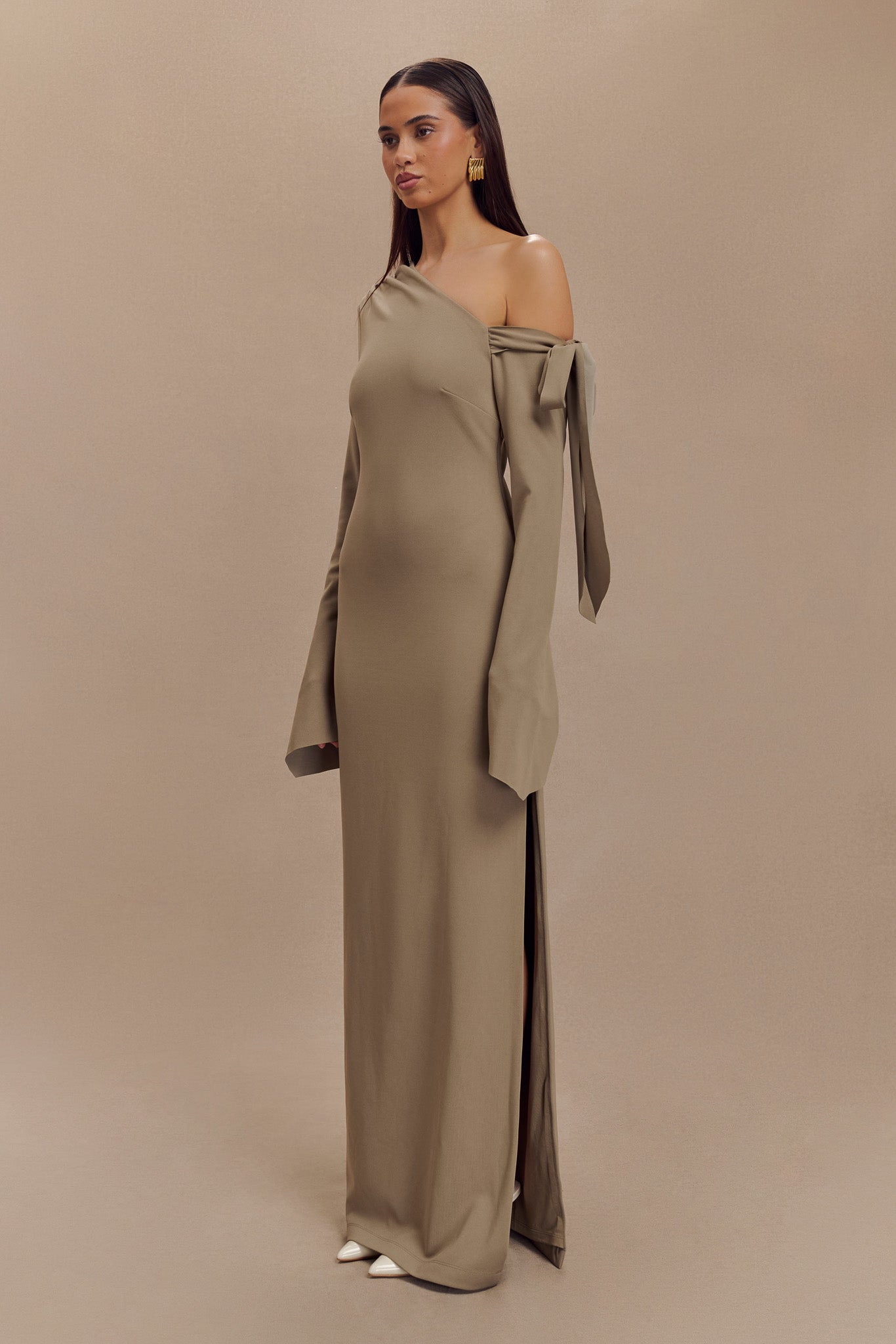 Robe Maxi Nicola à une épaule en crêpe - Marron clair