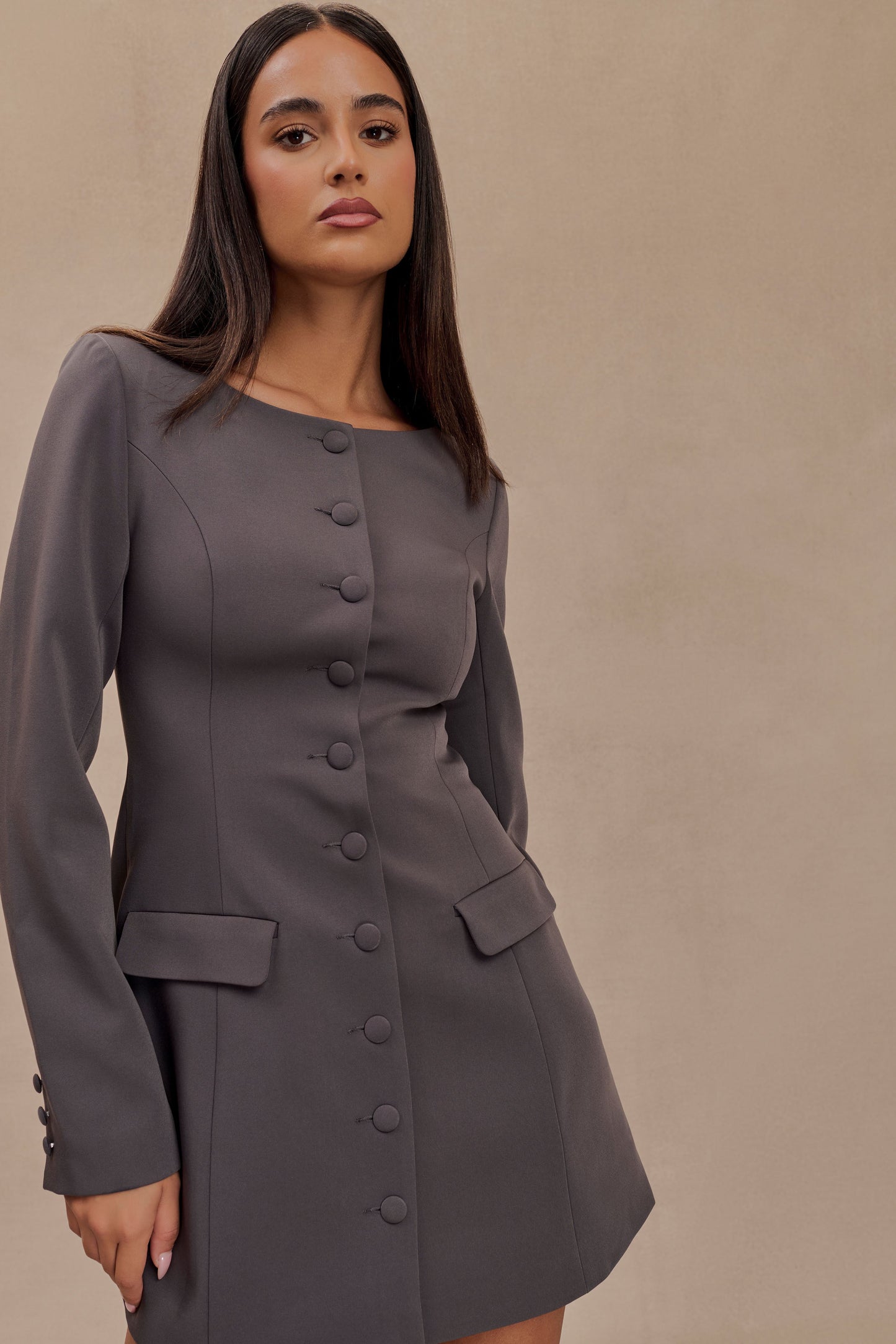 Jolie Mini-Robe Encolure V - Gris Anthracite