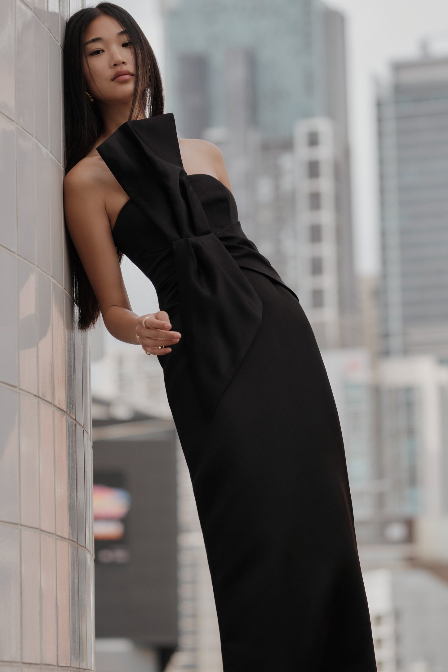 Robe Maxi en Satin à Structure Définie et Sans Bretelles Cyrill - Noir