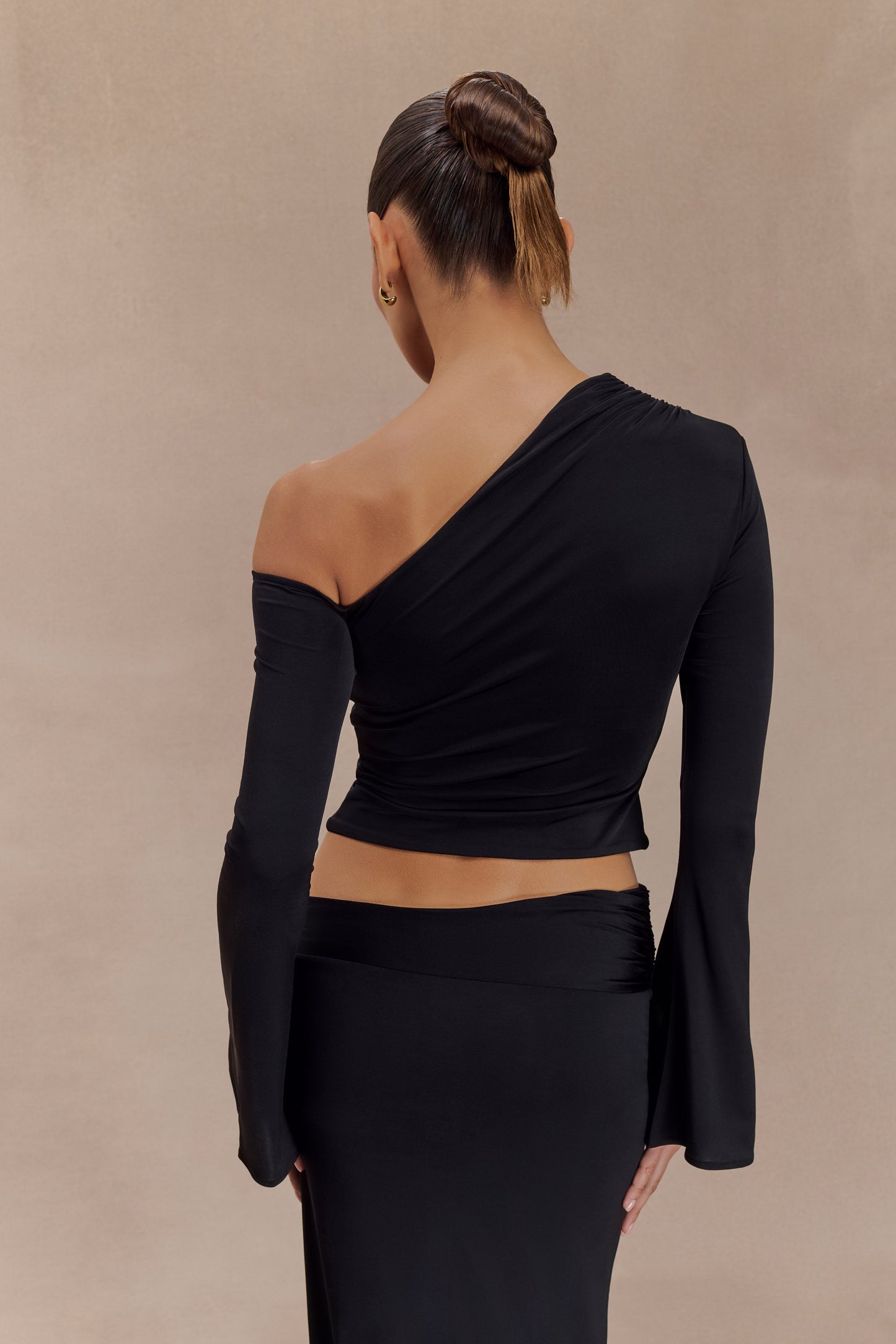 Top asymétrique à manches longues Ainsley avec ornements floraux - Noir