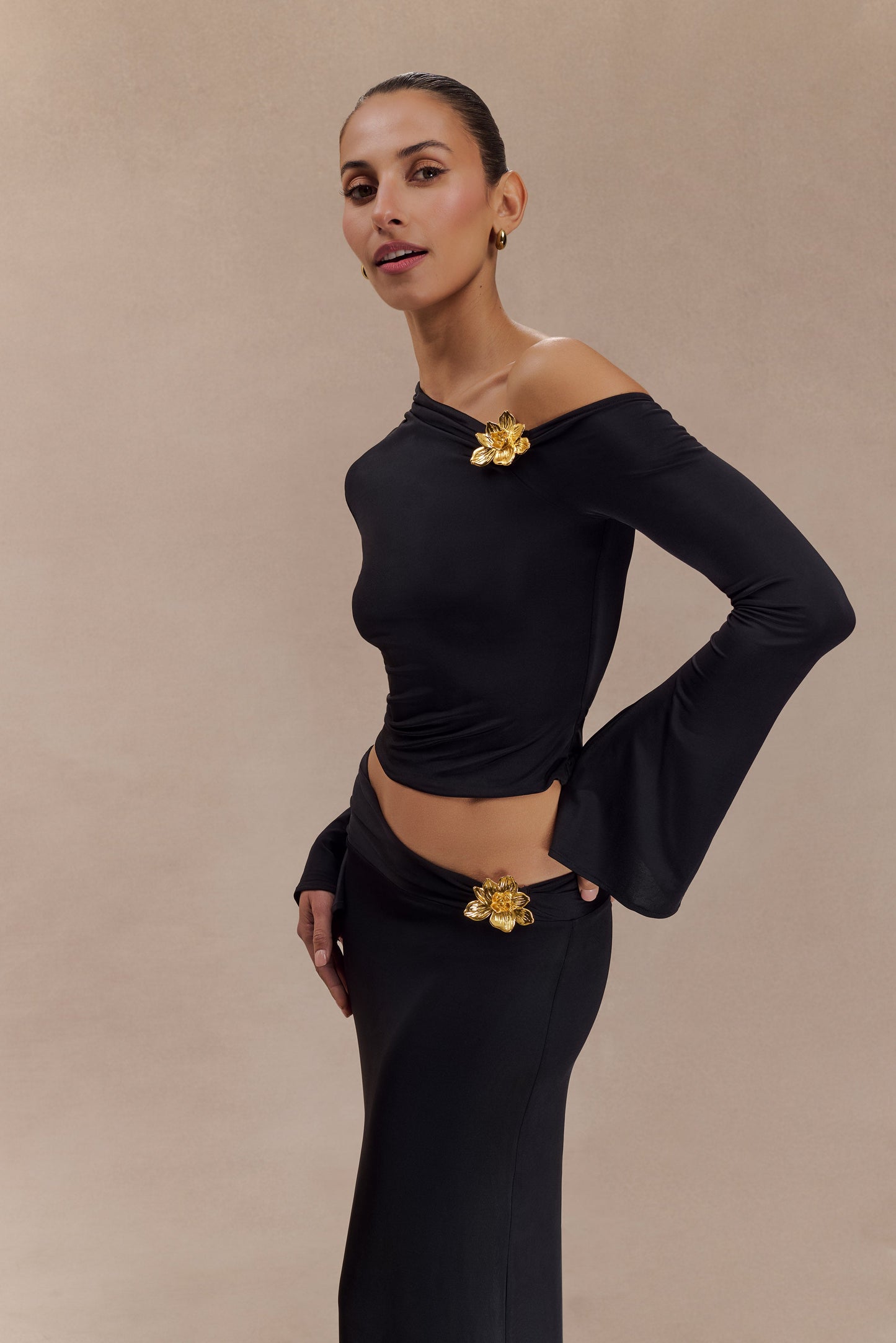 Top asymétrique à manches longues Ainsley avec ornements floraux - Noir