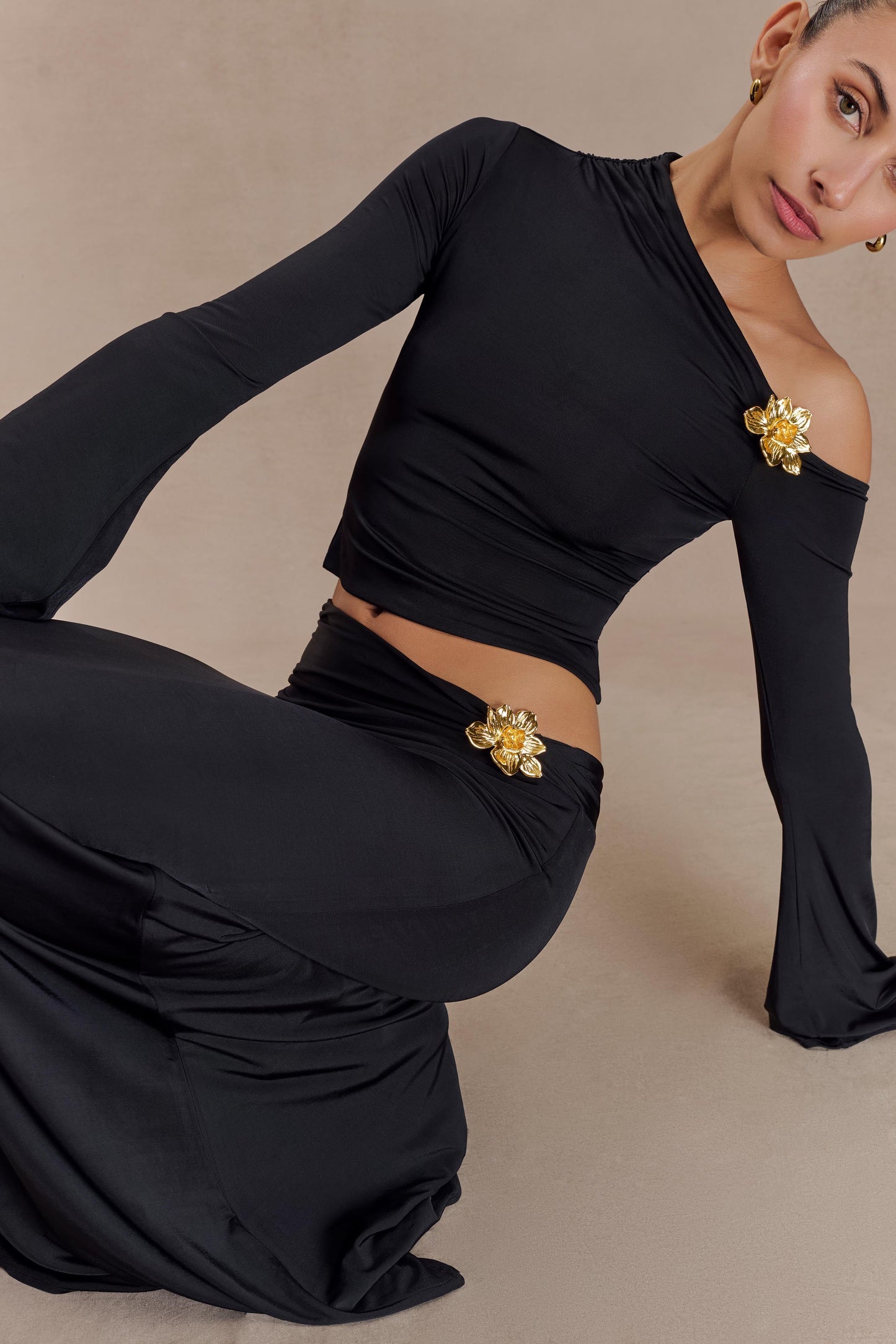 Top asymétrique à manches longues Ainsley avec ornements floraux - Noir