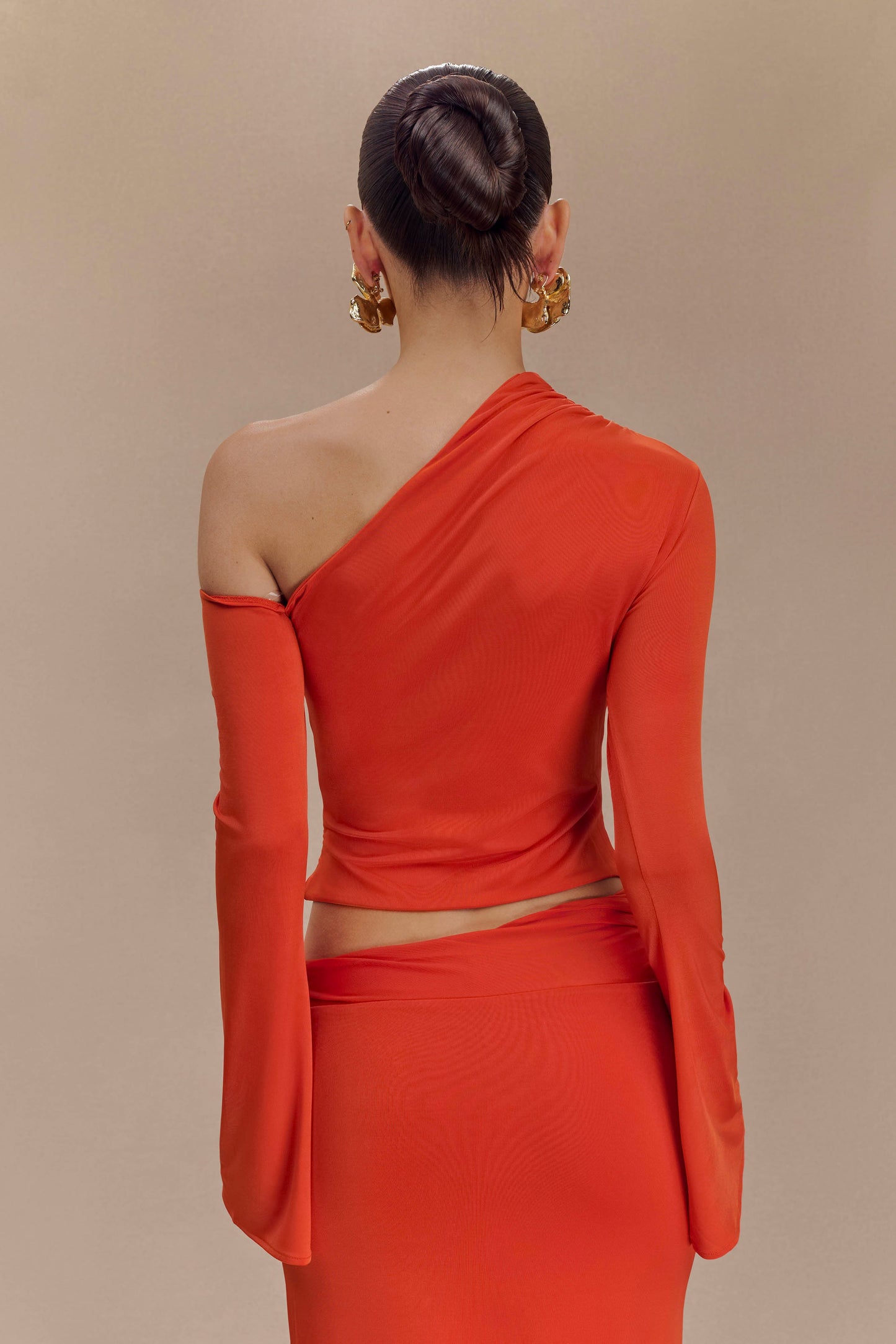 Top asymétrique à manches longues Ainsley avec ornements floraux - Orange brûlé