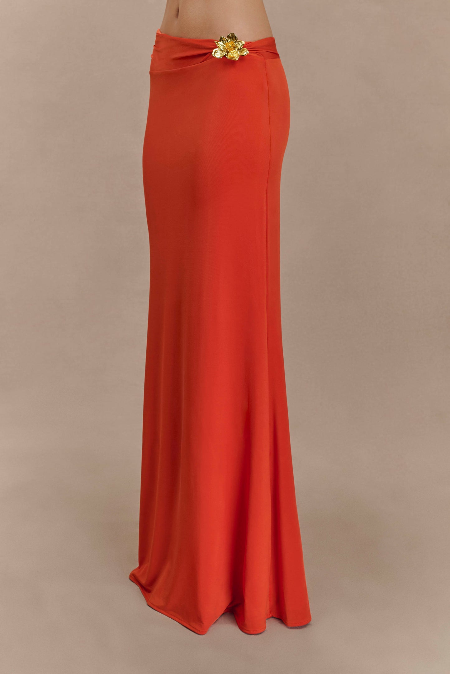 Jupe Maxi Asymétrique Ainsley avec Frotterie Florale - Orange Brûlé