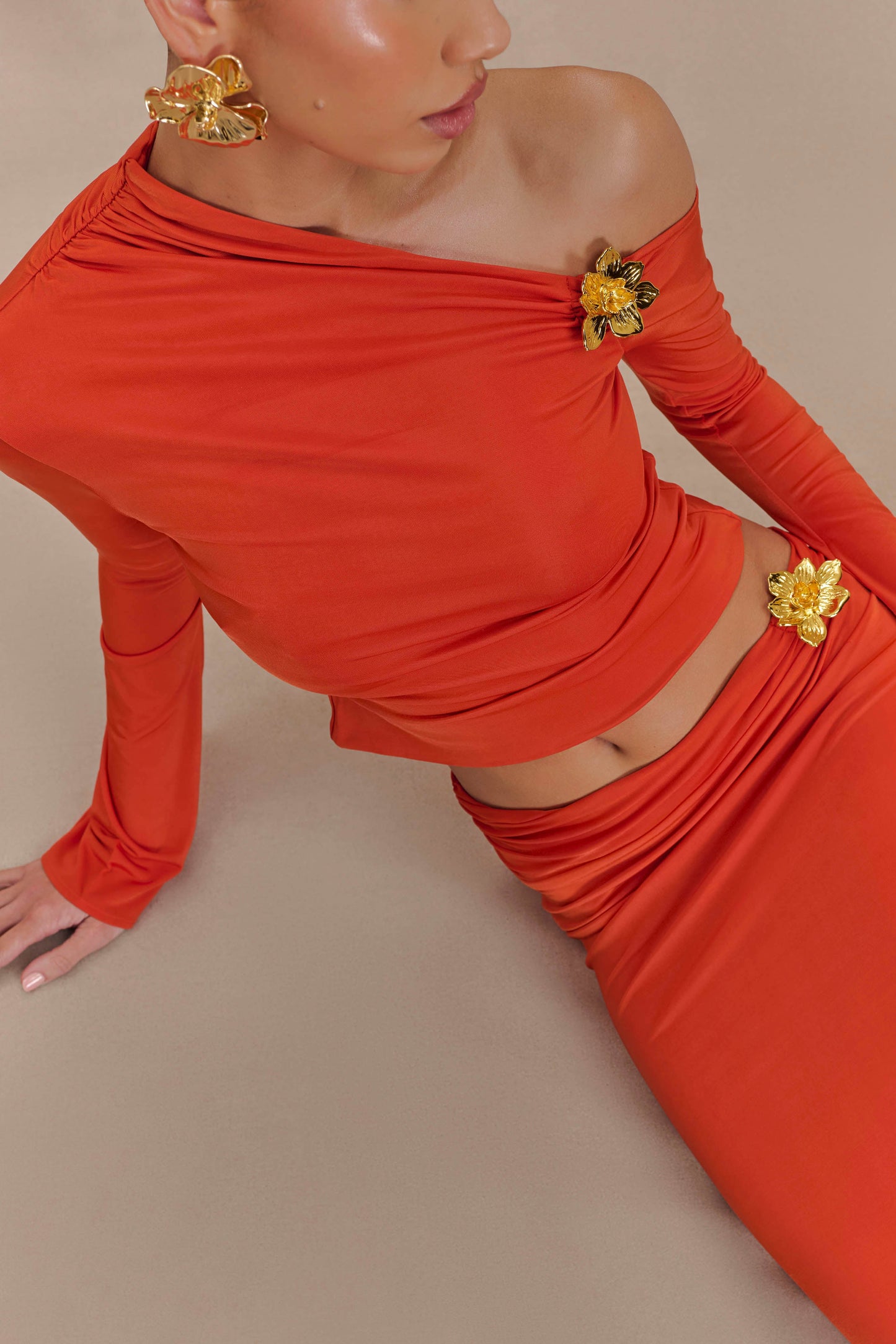 Top asymétrique à manches longues Ainsley avec ornements floraux - Orange brûlé