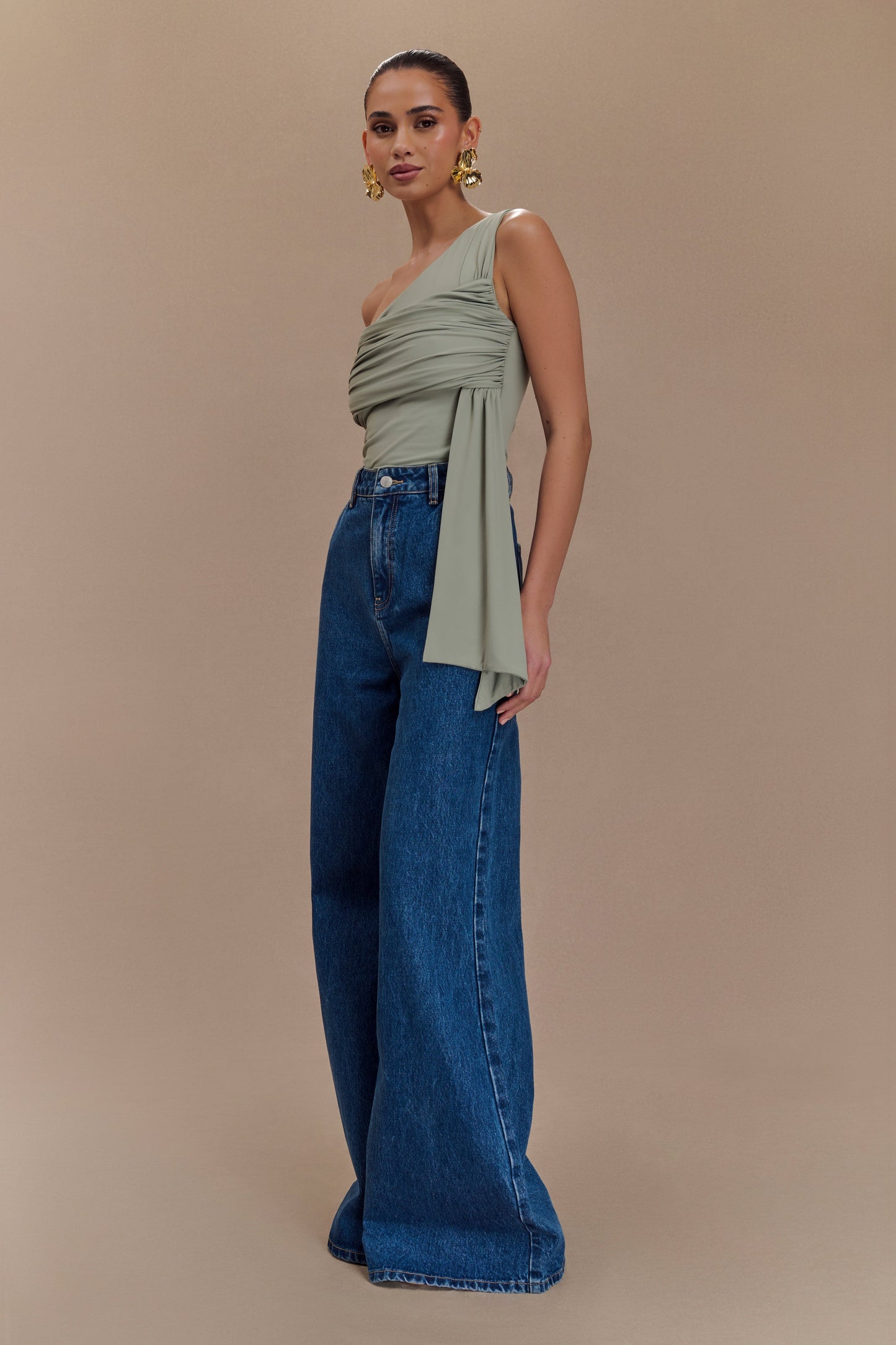 Sera Haut en nylon recyclé à une épaule avec drapé - Basil