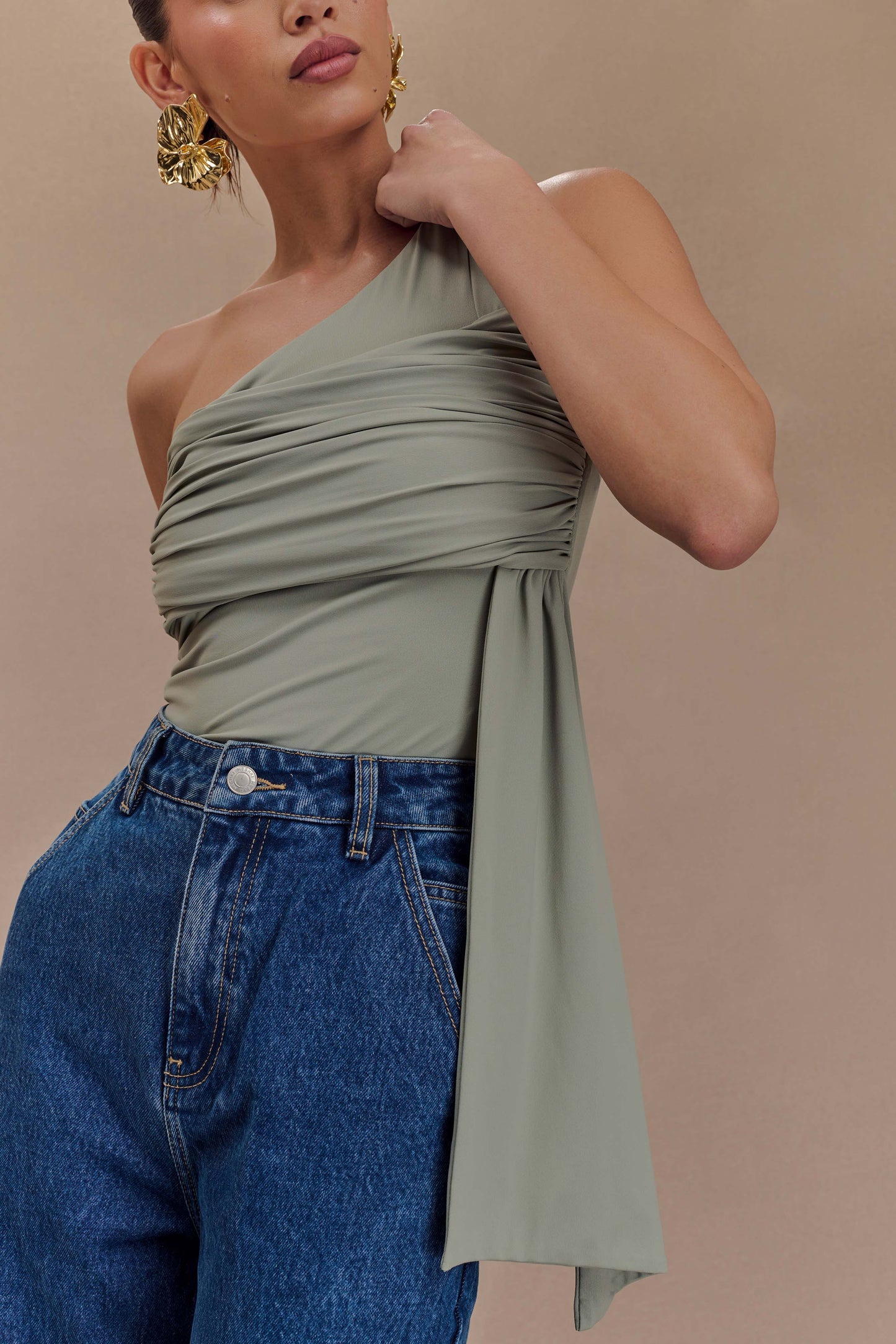 Sera Haut en nylon recyclé à une épaule avec drapé - Basil