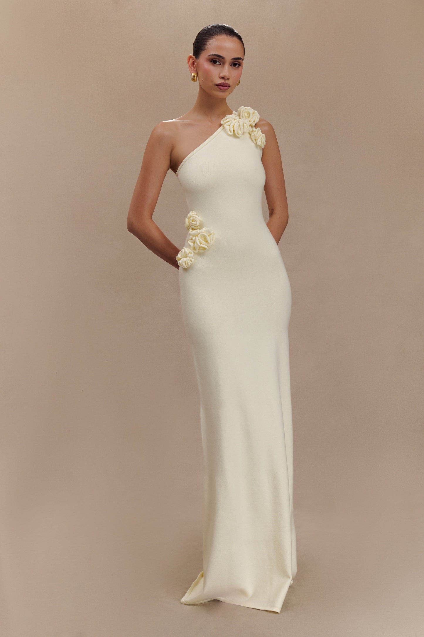 Robe Maxi Tricotée à Une Épaule Paloma avec Fleurs - Ivoire