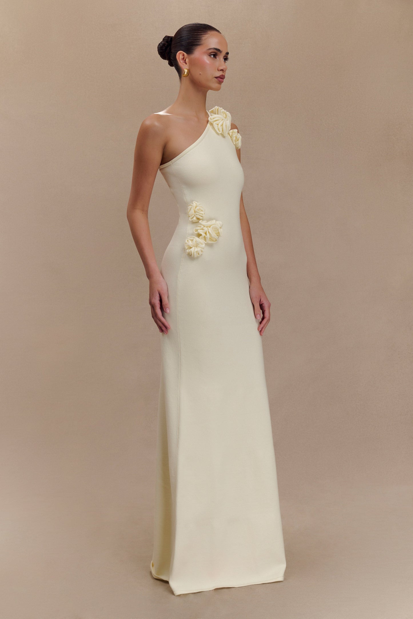 Robe Maxi Tricotée à Une Épaule Paloma avec Fleurs - Ivoire