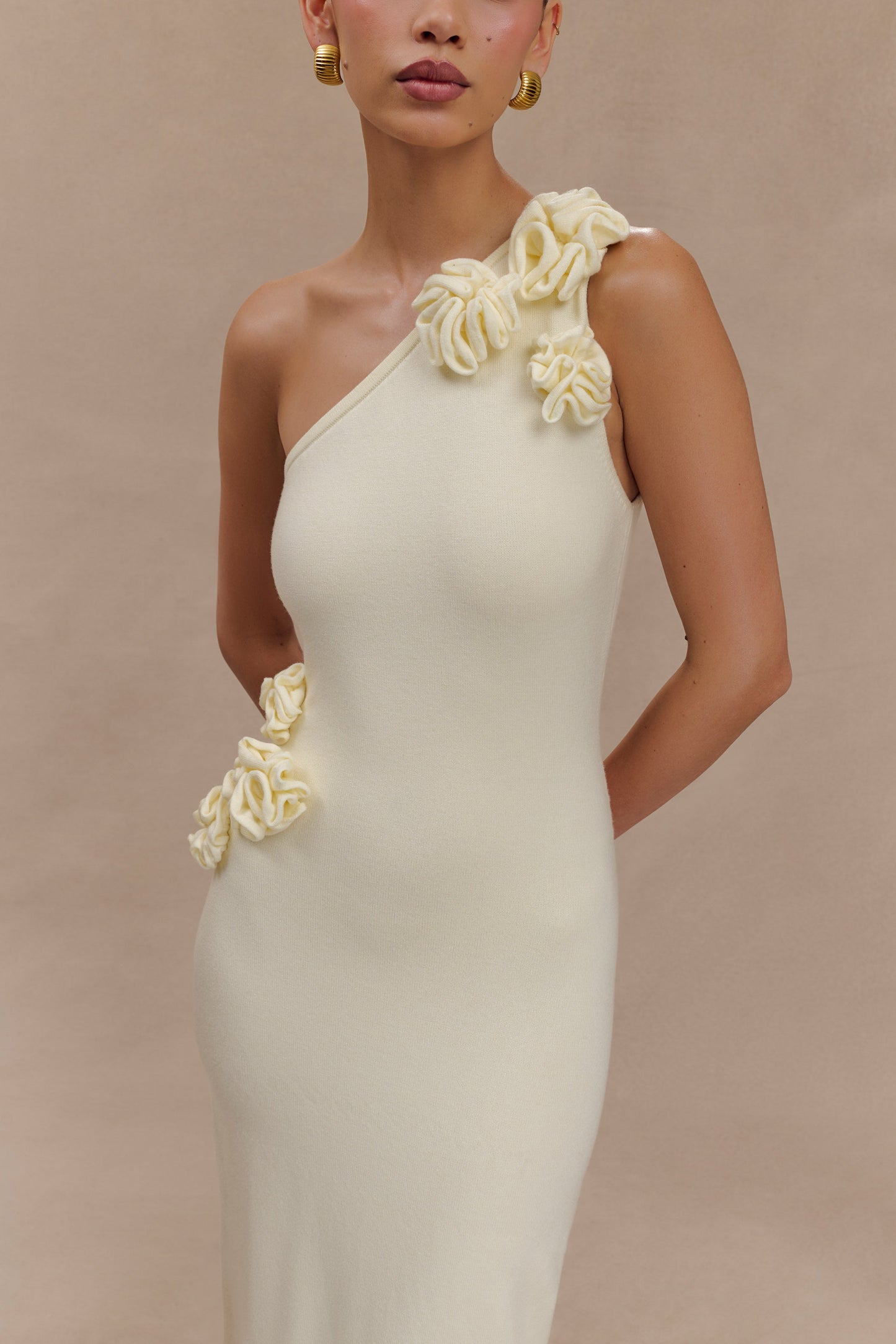 Robe Maxi Tricotée à Une Épaule Paloma avec Fleurs - Ivoire