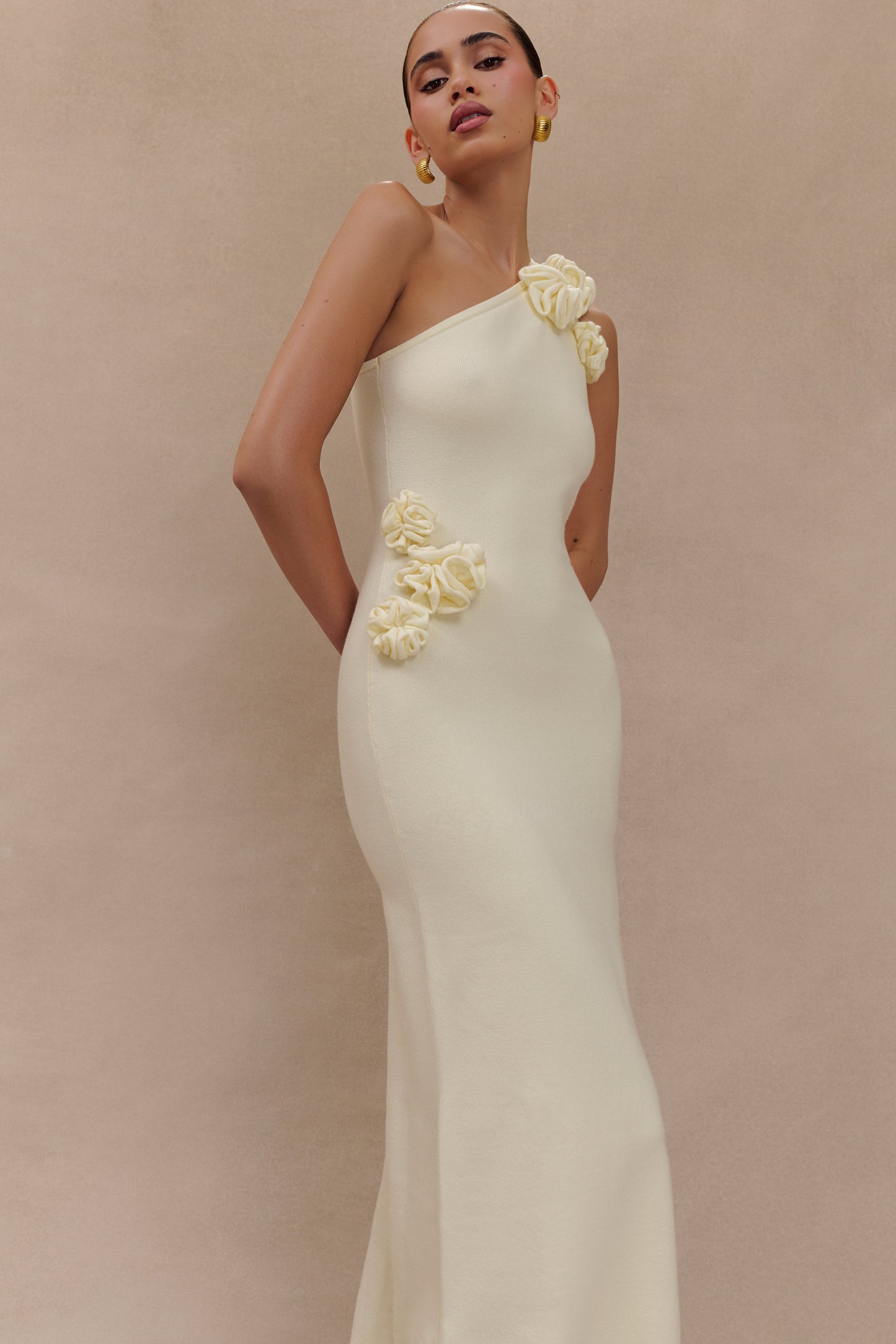 Robe Maxi Tricotée à Une Épaule Paloma avec Fleurs - Ivoire