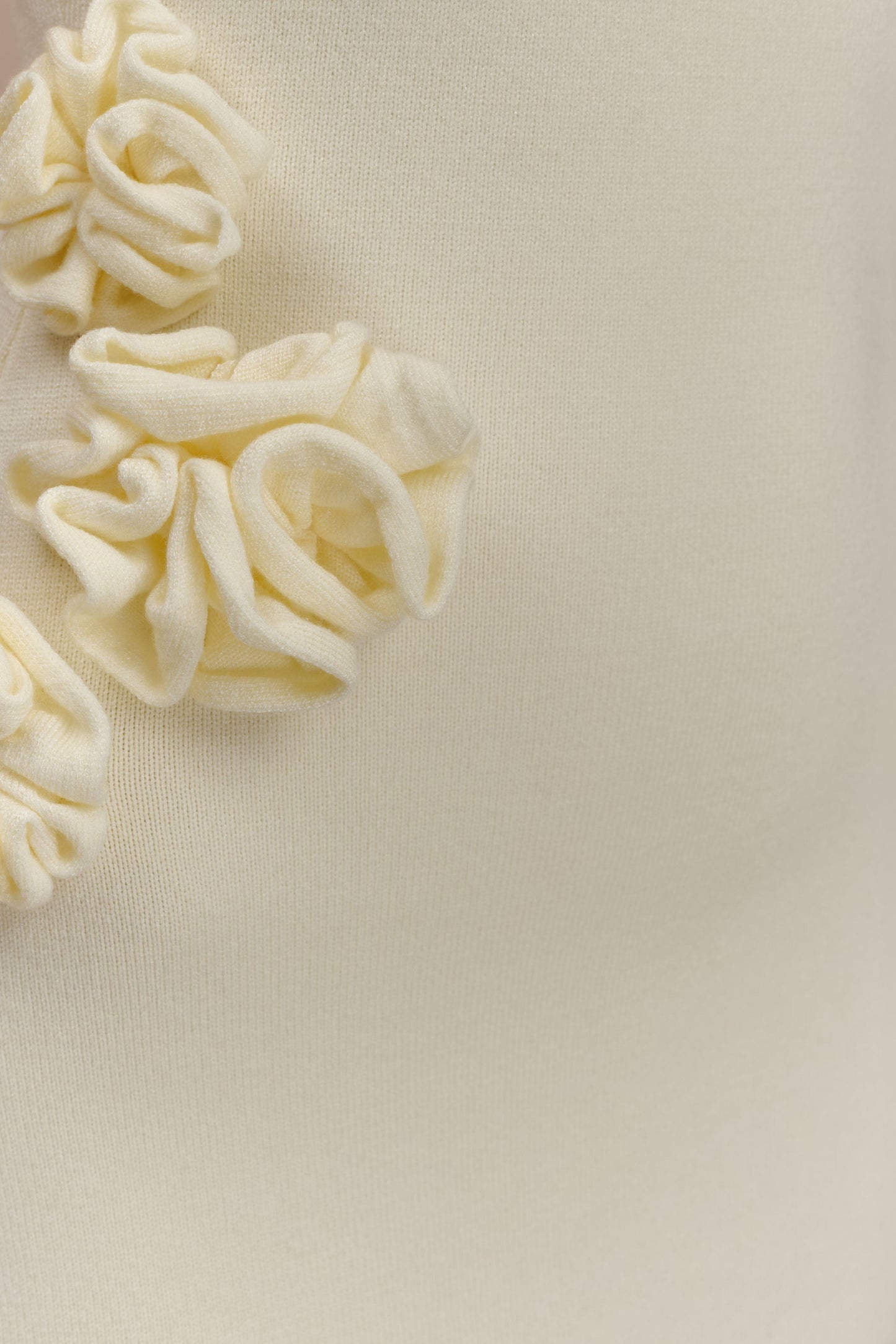Robe Maxi Tricotée à Une Épaule Paloma avec Fleurs - Ivoire