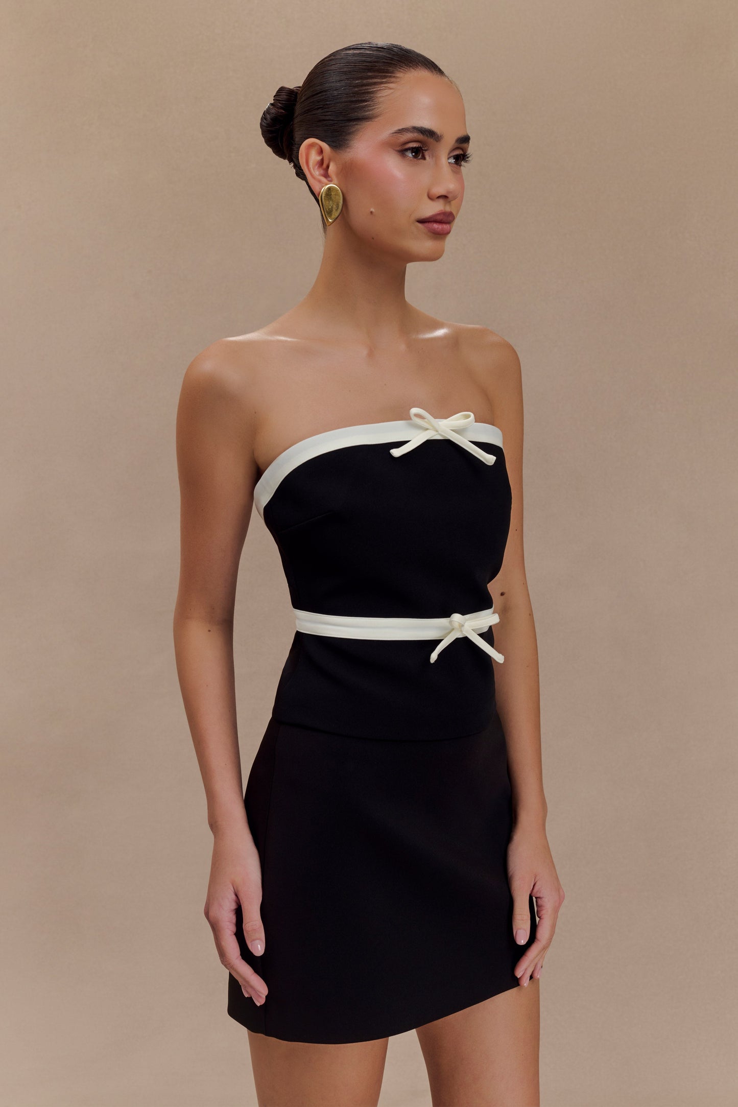 Top de tailleur sans bretelles Aisha avec nœuds contrastants - Noir et blanc