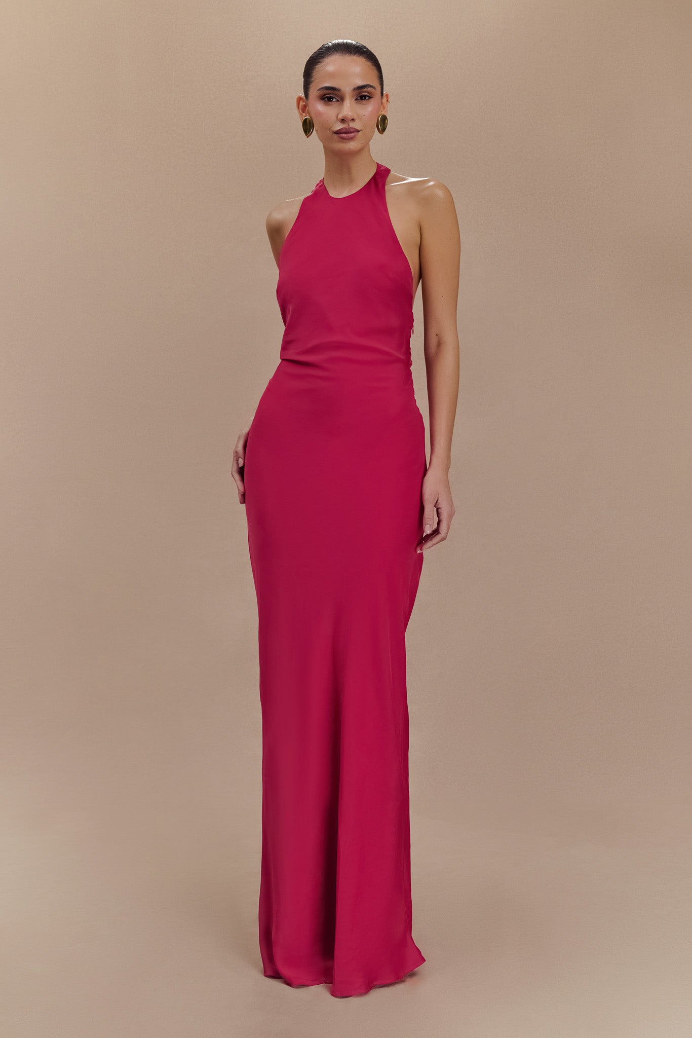 Robe Maxi Rinna en Satin avec Décolleté en Halter - Cerise Rose