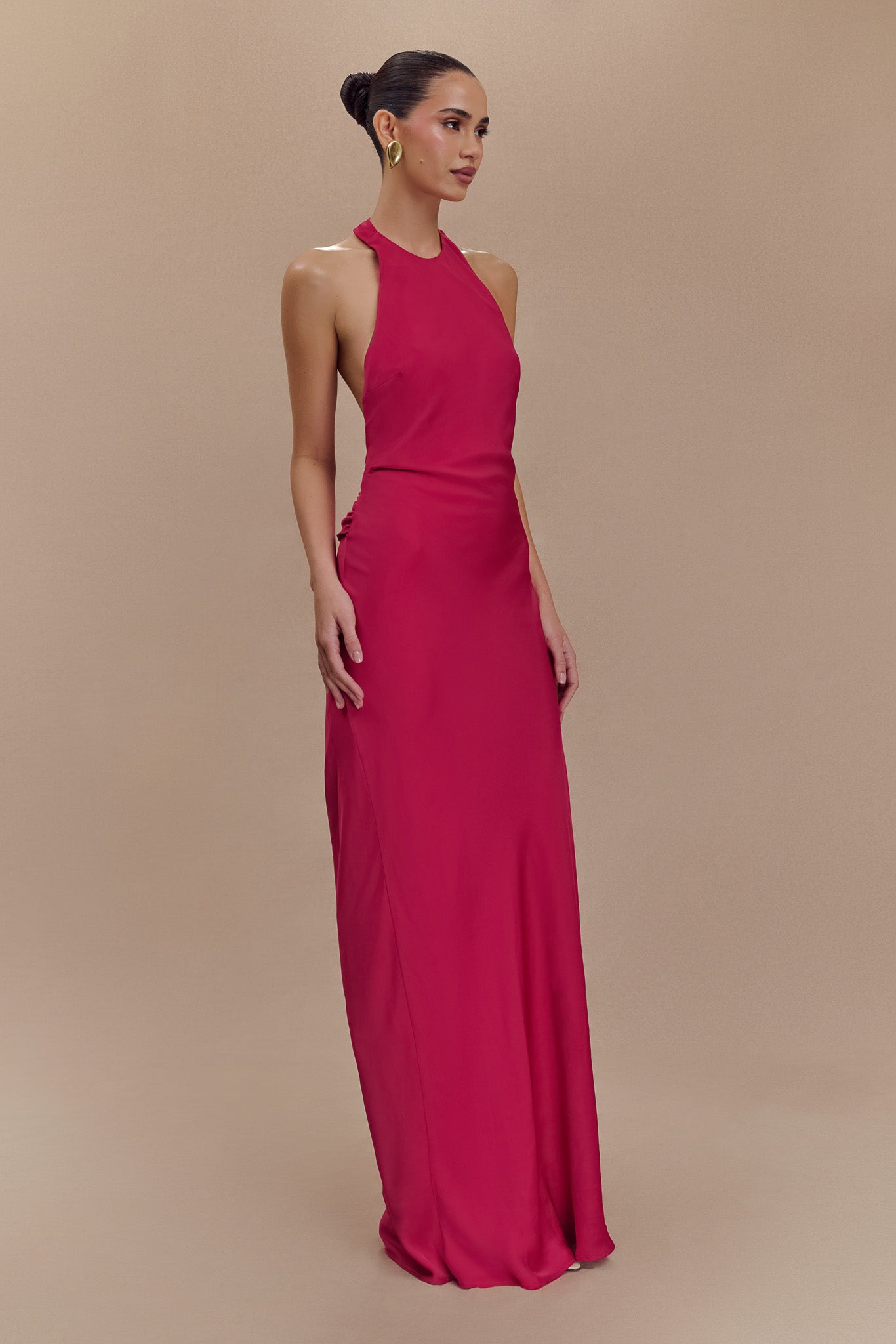 Robe Maxi Rinna en Satin avec Décolleté en Halter - Cerise Rose
