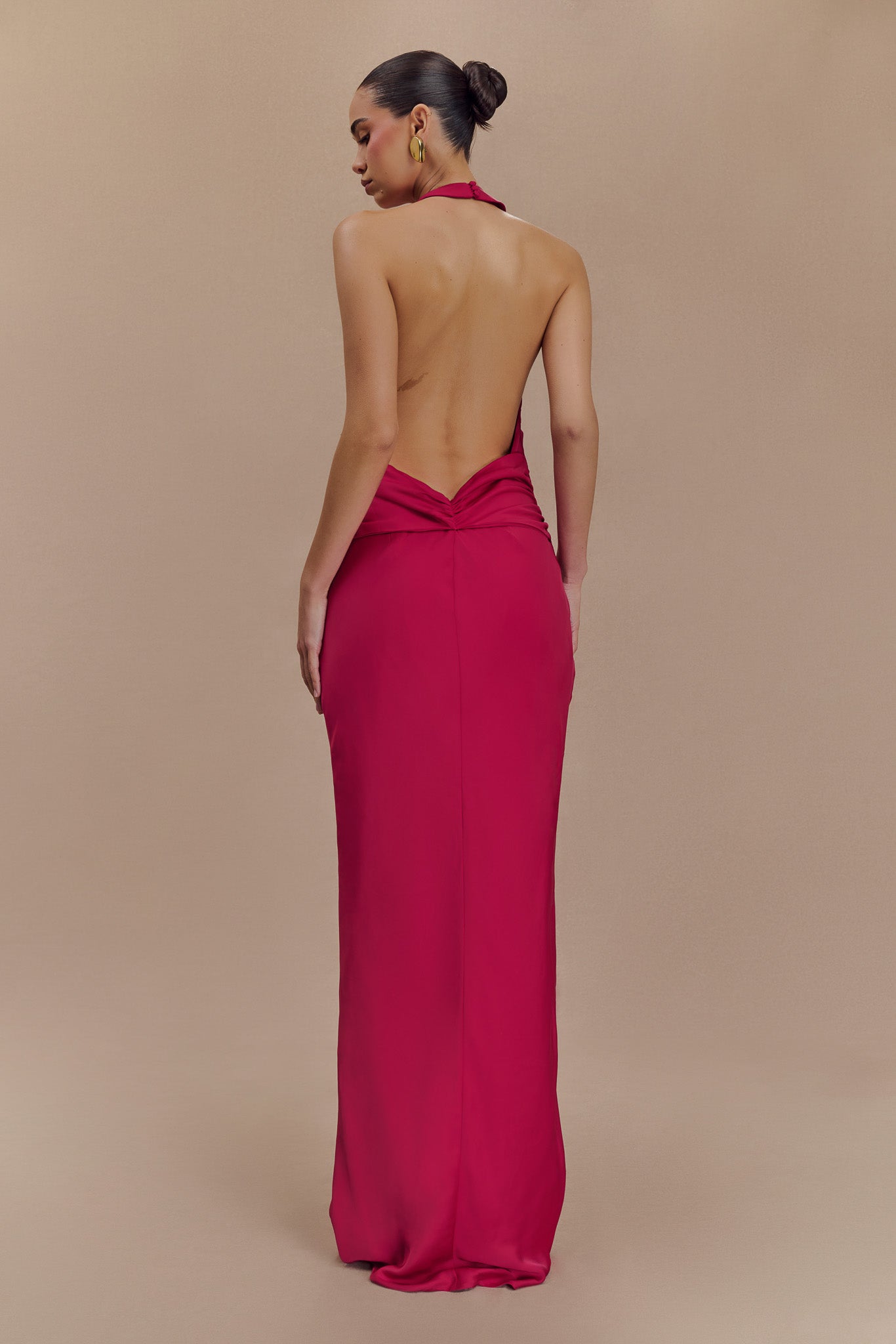 Robe Maxi Rinna en Satin avec Décolleté en Halter - Cerise Rose