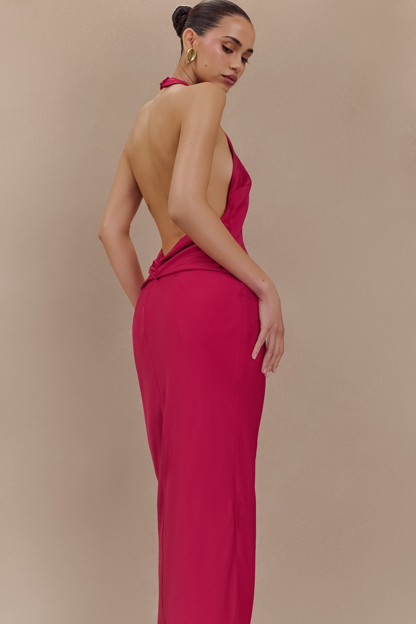 Robe Maxi Rinna en Satin avec Décolleté en Halter - Cerise Rose