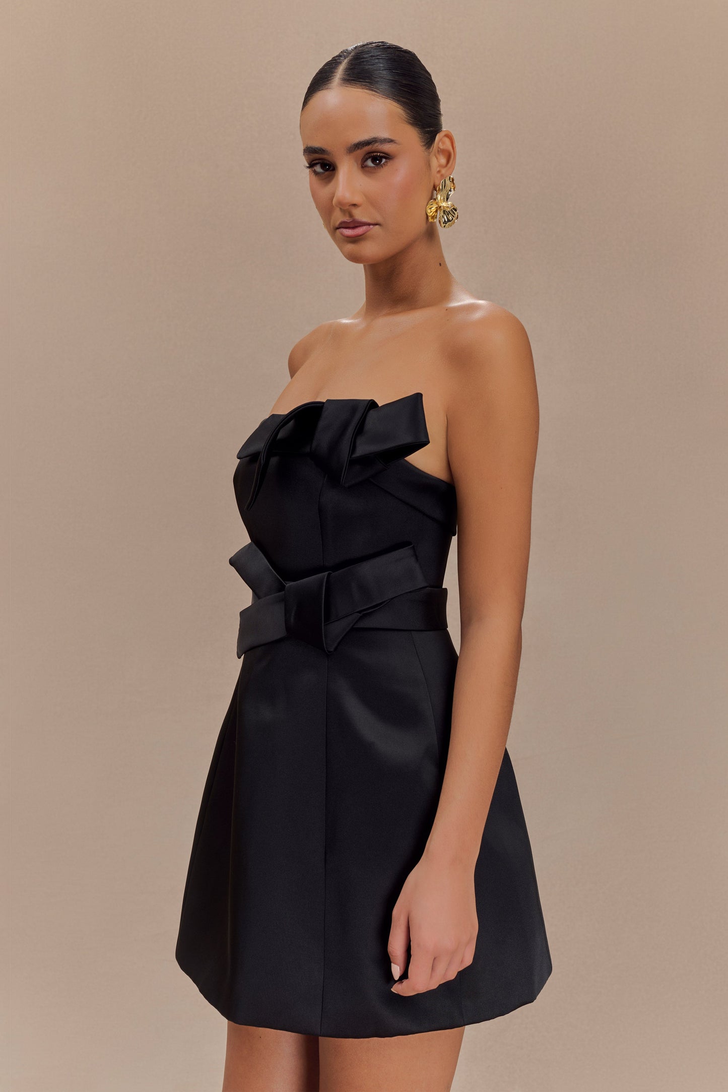 Mini-robe trapue en satin sans bretelles avec nœud - Noir