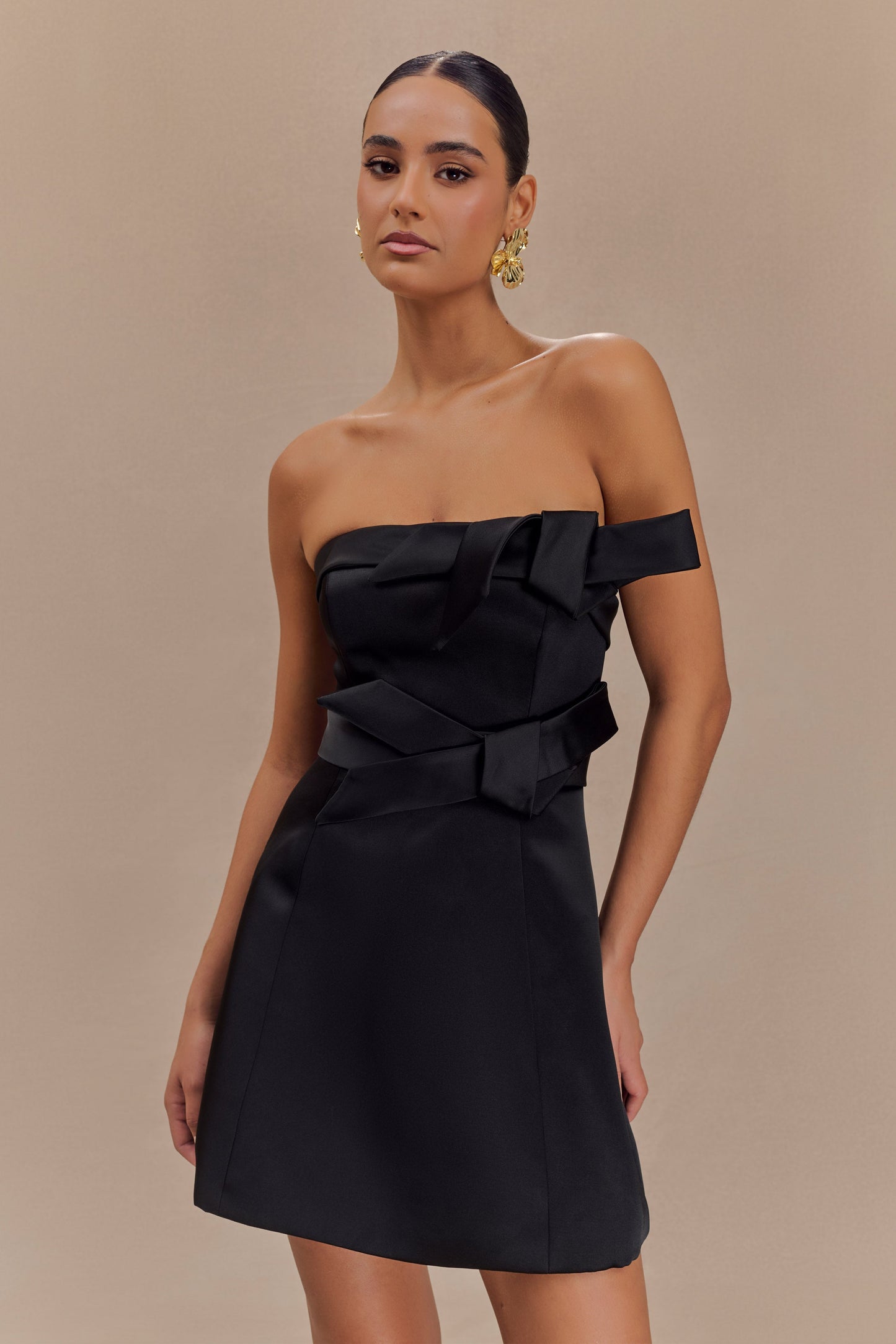 Mini-robe trapue en satin sans bretelles avec nœud - Noir