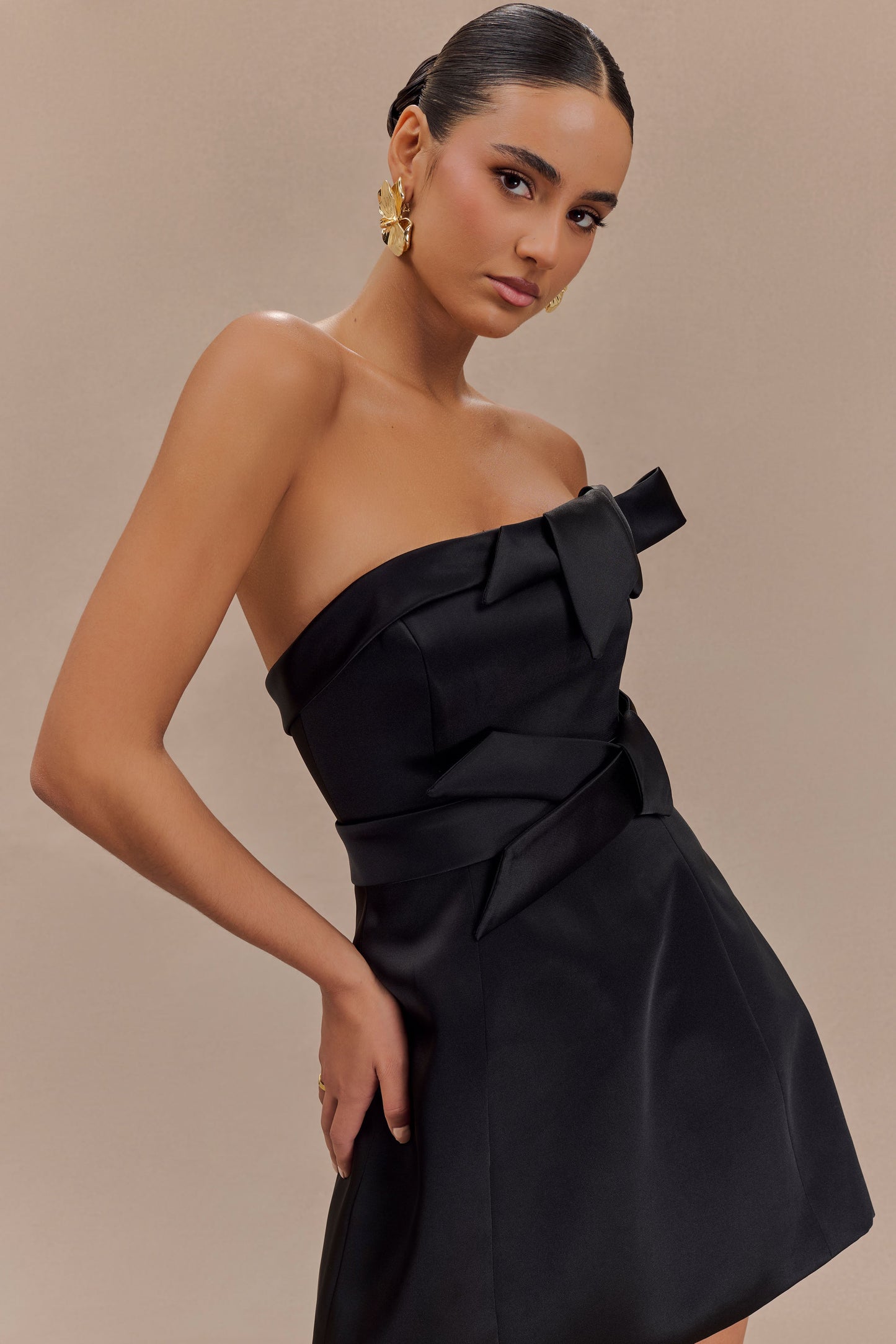 Mini-robe trapue en satin sans bretelles avec nœud - Noir