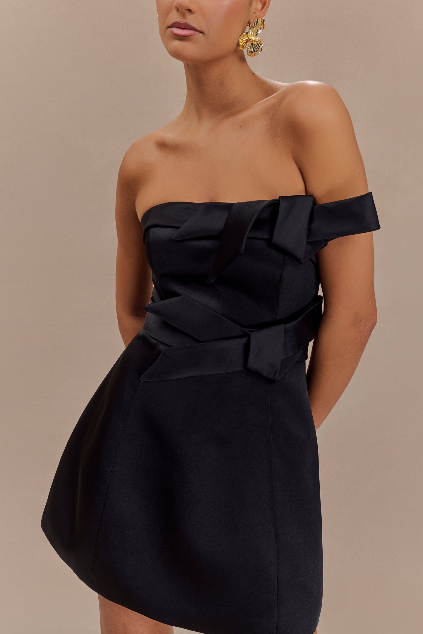 Mini-robe trapue en satin sans bretelles avec nœud - Noir